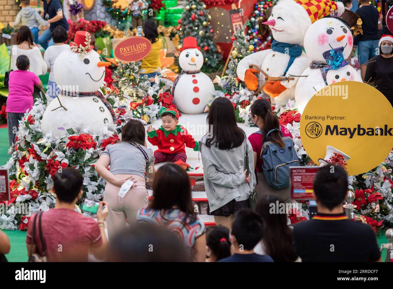 211217 -- KUALA LUMPUR, 17 dicembre 2021 -- le persone visitano le decorazioni di Natale e Capodanno in un centro commerciale a Kuala Lumpur, Malesia, 17 dicembre 2021. Le celebrazioni di Capodanno su larga scala in Malesia sono state vietate per le preoccupazioni che la nuova variante Omicron di COVID-19 potrebbe diffondersi nel paese, ha detto il Ministero della salute giovedì. La decisione è stata presa dopo la conferma di un secondo caso Omicron nel paese e almeno altri 18 casi sospetti, il ministro della salute Khairy Jamaluddin ha detto a una conferenza stampa. Foto di /Xinhua MALESIA-KUALA LUMPUR-COVID-19-CAPODANNO CELEBRAZIONI-BAN Chong Foto Stock