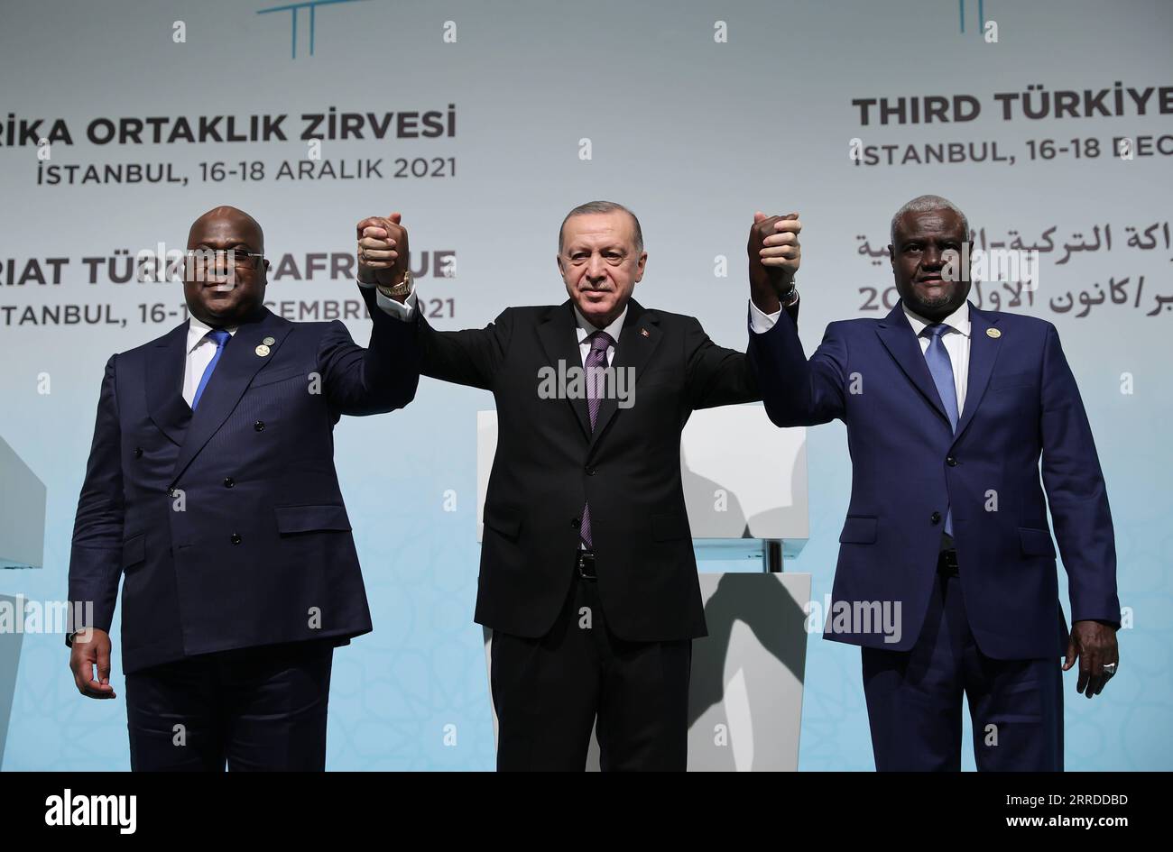211218 -- ISTANBUL, 18 dicembre 2021 -- il presidente turco Recep Tayyip Erdogan C posa per le foto in una conferenza stampa dopo il terzo vertice del partenariato Turchia-Africa a Istanbul, in Turchia, il 18 dicembre 2021. Sabato i capi della Turchia e dei paesi africani hanno convenuto di rafforzare il loro partenariato e la cooperazione in una vasta gamma di settori, tra cui la creazione della pace e della sicurezza, nonché il miglioramento degli investimenti infrastrutturali in Africa. TURCHIA-ISTANBUL-3° VERTICE TURCHIA-AFRICA XINHUA PUBLICATIONXNOTXINXCHN Foto Stock