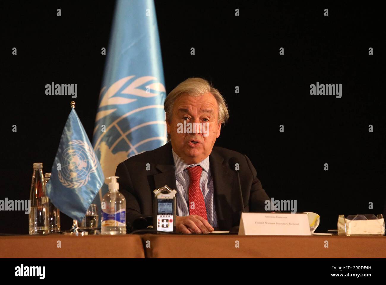 211222 -- BEIRUT, 22 dicembre 2021 -- il Segretario generale delle Nazioni Unite Antonio Guterres parla durante una conferenza stampa a Beirut, Libano, 21 dicembre 2021. Martedì Guterres ha affermato che le Nazioni Unite hanno preparato una serie di iniziative, tra cui l'organizzazione di una conferenza per una forte mobilitazione della comunità internazionale a sostegno del Libano. Le osservazioni di Guterres sono venute durante una conferenza stampa a Beirut per concludere la sua visita in Libano, dove ha discusso con i leader e i funzionari i modi per sostenere il Libano nel prossimo periodo. LEBANON-BEIRUT-UN-GUTERRES-CONFERENZA STAMPA BILALXJAWICH PUBLICATIONXNOTXINXCH Foto Stock