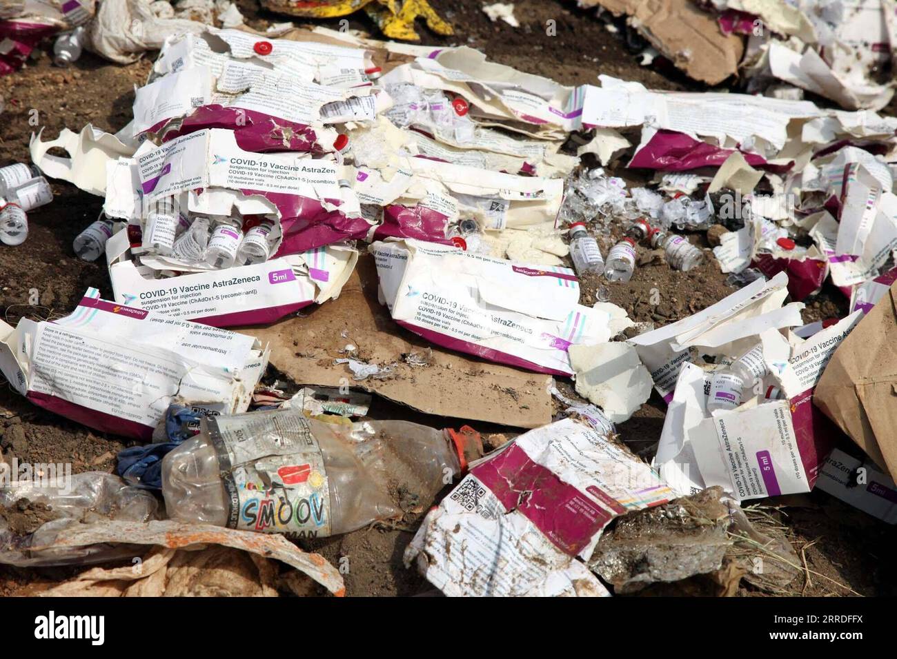 211222 -- ABUJA, 22 dicembre 2021 -- foto scattata il 22 dicembre 2021 mostra alcuni vaccini contro la COVID-19 scaduti in un discarica di Abuja, Nigeria. Mercoledì il governo nigeriano ha distrutto oltre 1 milione di dosi di vaccino anti COVID-19 ritirato da tutto il paese dopo essere stato identificato per avere una breve durata di conservazione. La National Primary Health Care Development Agency NPHCDA, che coordina la vaccinazione nel paese, e l'Agenzia nazionale per la Food and Drug Administration and Control hanno monitorato l'esercizio in un discarica in un sobborgo di Abuja, la capitale nigeriana. Foto di /Xinhua NIGERIA-ABUJA-EXPIRED Foto Stock