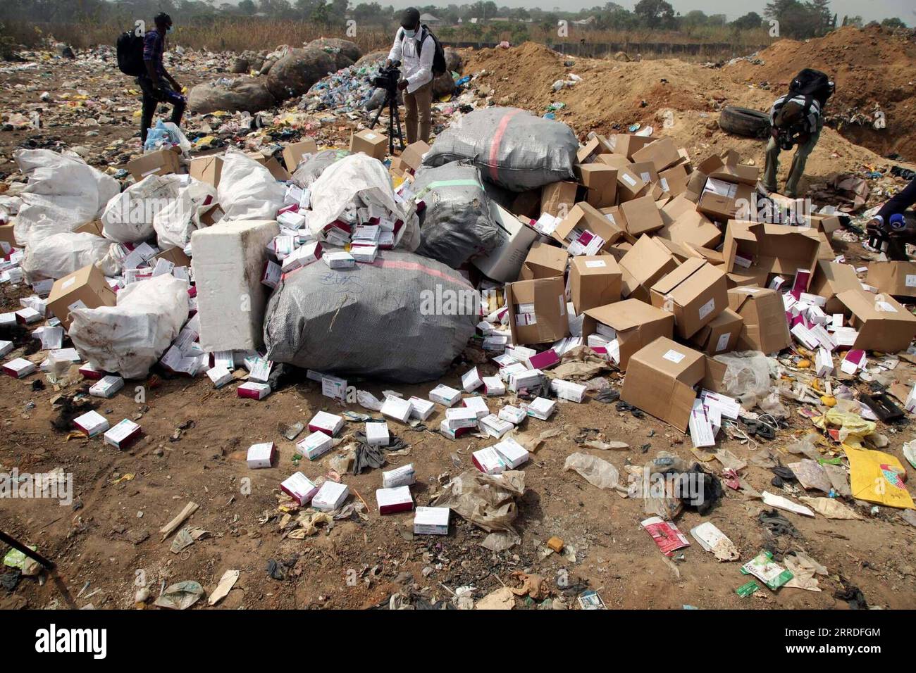 211222 -- ABUJA, 22 dicembre 2021 -- scatole e sacchetti contenenti vaccini COVID-19 scaduti sono stati visti in una discarica ad Abuja, Nigeria, il 22 dicembre 2021. Mercoledì il governo nigeriano ha distrutto oltre 1 milione di dosi di vaccino anti COVID-19 ritirato da tutto il paese dopo essere stato identificato per avere una breve durata di conservazione. La National Primary Health Care Development Agency NPHCDA, che coordina la vaccinazione nel paese, e l'Agenzia nazionale per la Food and Drug Administration and Control hanno monitorato l'esercizio in un discarica in un sobborgo di Abuja, la capitale nigeriana. Foto di /Xinhua NIGERIA-A. Foto Stock