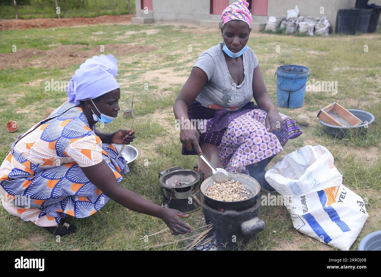 211227 -- DOMBOSHAVA ZIMBABWE, 27 dicembre 2021 -- Members of the Women S Farming Syndicate WFS arrosto di semi di baobab a Domboshava, Mashonaland East Province, Zimbabwe, il 21 dicembre 2021. Foto di /Xinhua TO GO WITH Feature: Le donne dello Zimbabwe sfruttano le conoscenze tradizionali per sostenere i mezzi di sussistenza ZIMBABWE-MASHONALAND EAST PROVINCE-DOMBOSHAVA-WOMEN-LIVELIHOODS ShaunxJusa PUBLICATIONxNOTxINxCHN Foto Stock