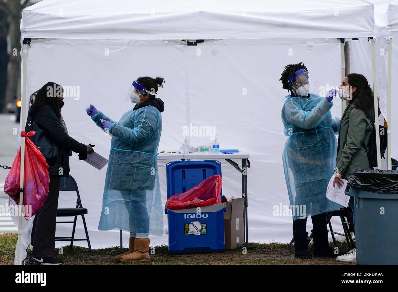 211231 -- WASHINGTON, D.C., 31 dicembre 2021 -- le persone ricevono il test COVID-19 a Washington, D.C., negli Stati Uniti, il 30 dicembre 2021. I centri statunitensi per il controllo e la prevenzione delle malattie CDC hanno abbreviato il tempo di isolamento per gli americani infettati da COVID-19 da 10 a 5 giorni, il che ha suscitato confusione pubblica e ha fatto avvertire gli esperti sanitari che la raccomandazione può portare a una maggiore diffusione di COVID-19 e a più casi di infezione. Foto di /Xinhua U.S.-ISOLAMENTO PERIOD-SHORTENING TingxShen PUBLICATIONxNOTxINxCHN Foto Stock