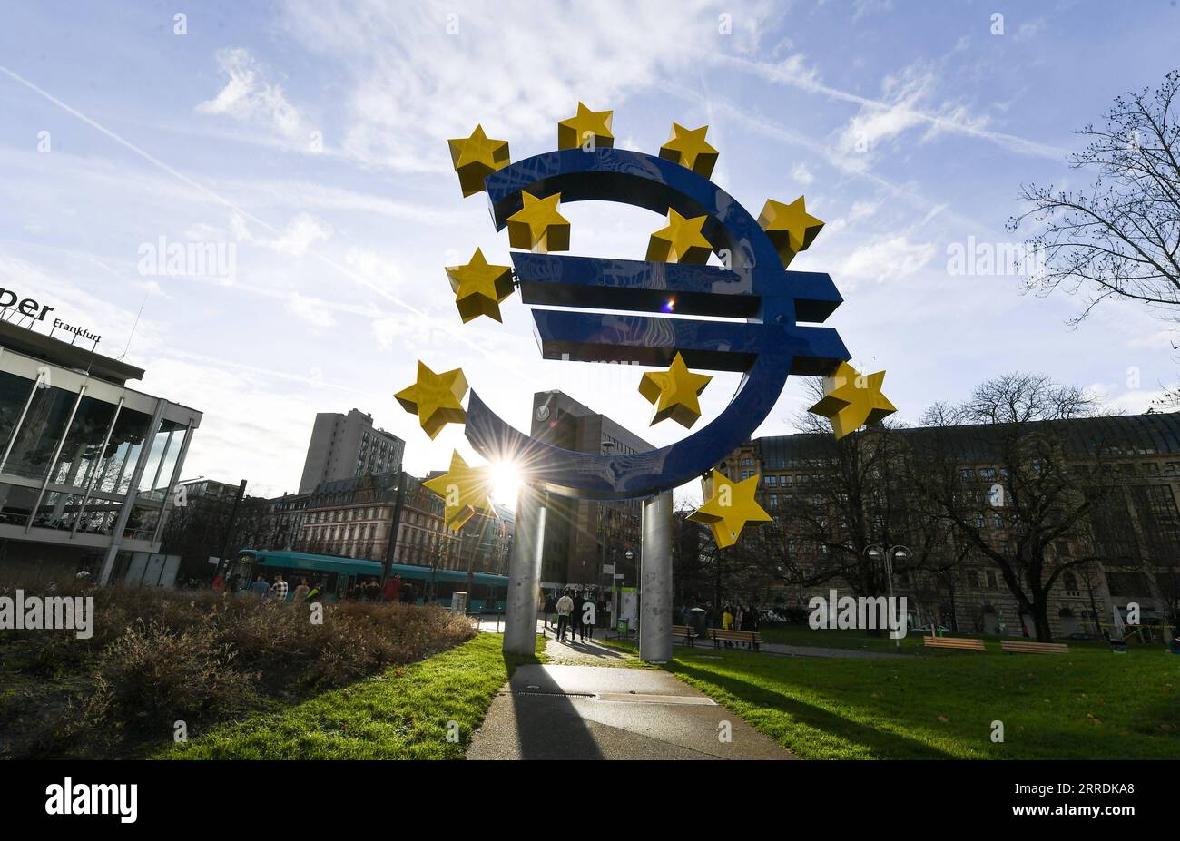 211231 -- BRUXELLES, 31 dicembre 2021 -- foto scattata il 30 dicembre 2021 mostra la scultura Euro a Francoforte, Germania. Le banconote e le monete in euro sono state fisicamente introdotte nei paesi della zona euro in circolazione il 1° gennaio 2002. Il nuovo anno 2022 segna il 20° anniversario della circolazione dell'euro. EUROPA-EURO-VALUTA-20° ANNIVERSARIO LuxYang PUBLICATIONxNOTxINxCHN Foto Stock