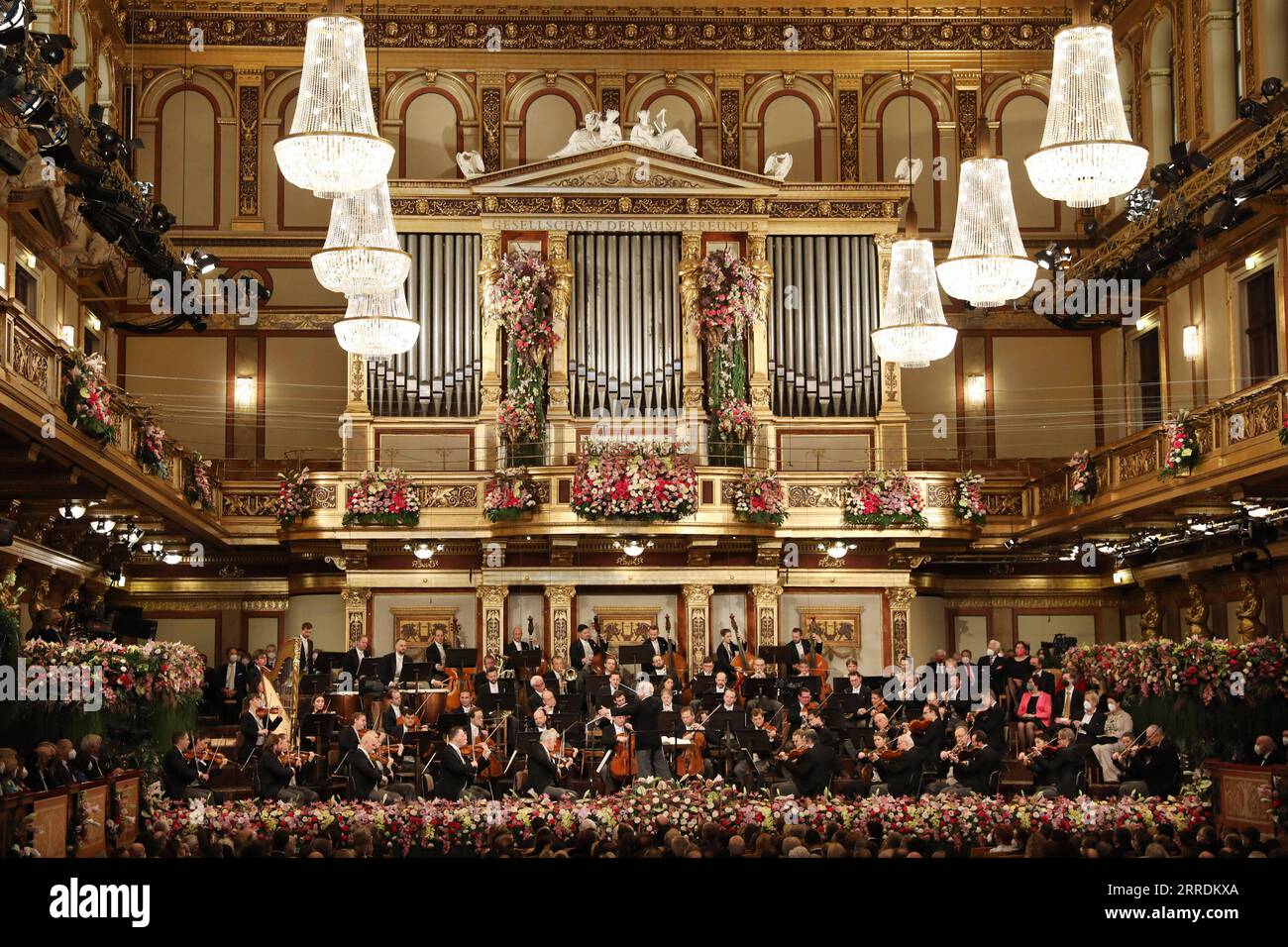 220101 -- VIENNA, 1 gennaio 2022 -- l'Orchestra Filarmonica di Vienna sotto la direzione del direttore Daniel Barenboim si esibisce durante il Concerto di Capodanno della Filarmonica di Vienna del 2022 a Vienna, Austria, 1 gennaio 2022. /Orchestra Filarmonica di Vienna/Handout via Xinhua AUSTRIA-VIENNA-NUOVO ANNO-CONCERTO DieterxNagl PUBLICATIONxNOTxINxCHN Foto Stock