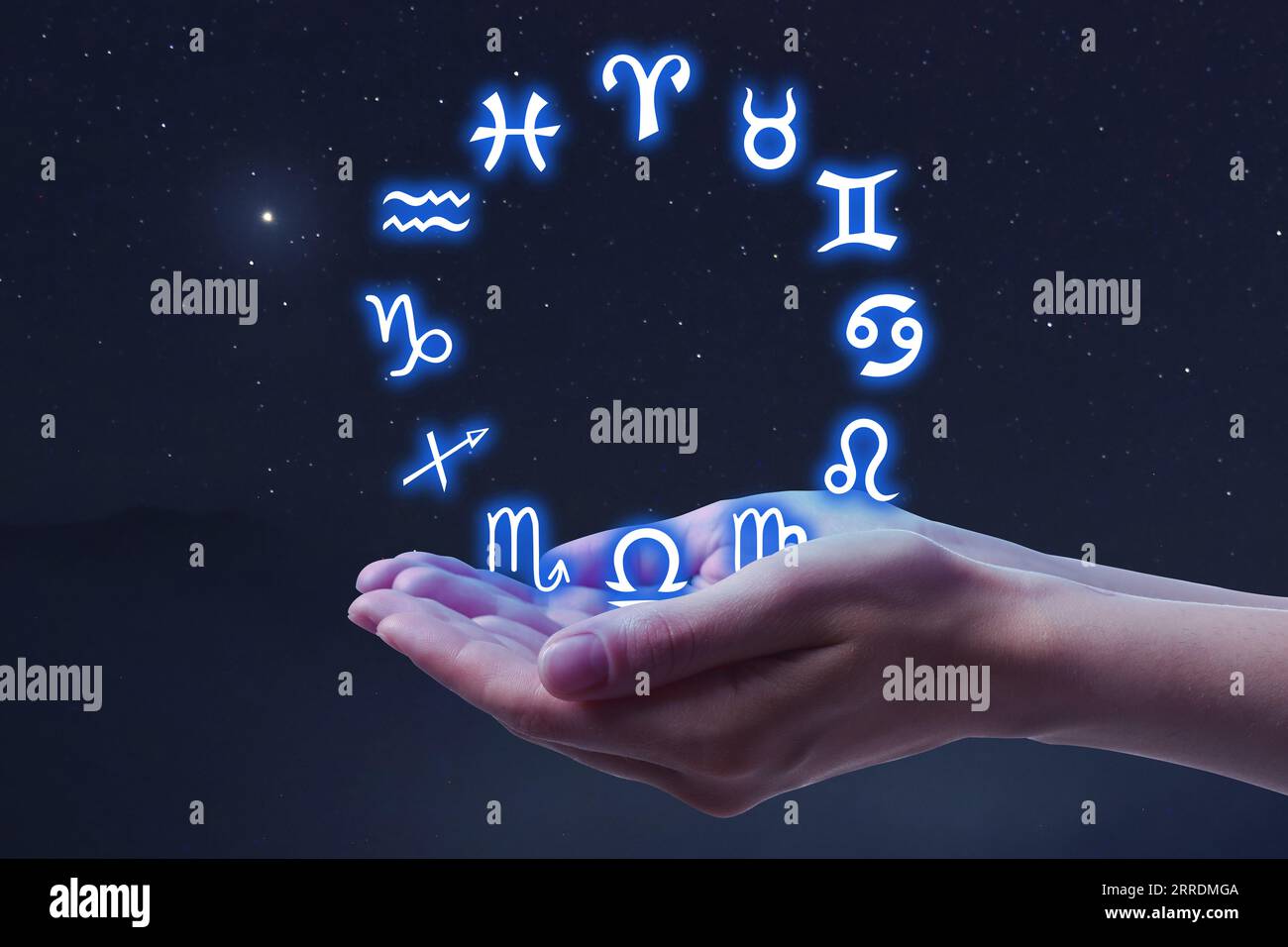 Astrologia. Donna con ruota zodiacale contro il cielo stellato notturno, primo piano Foto Stock