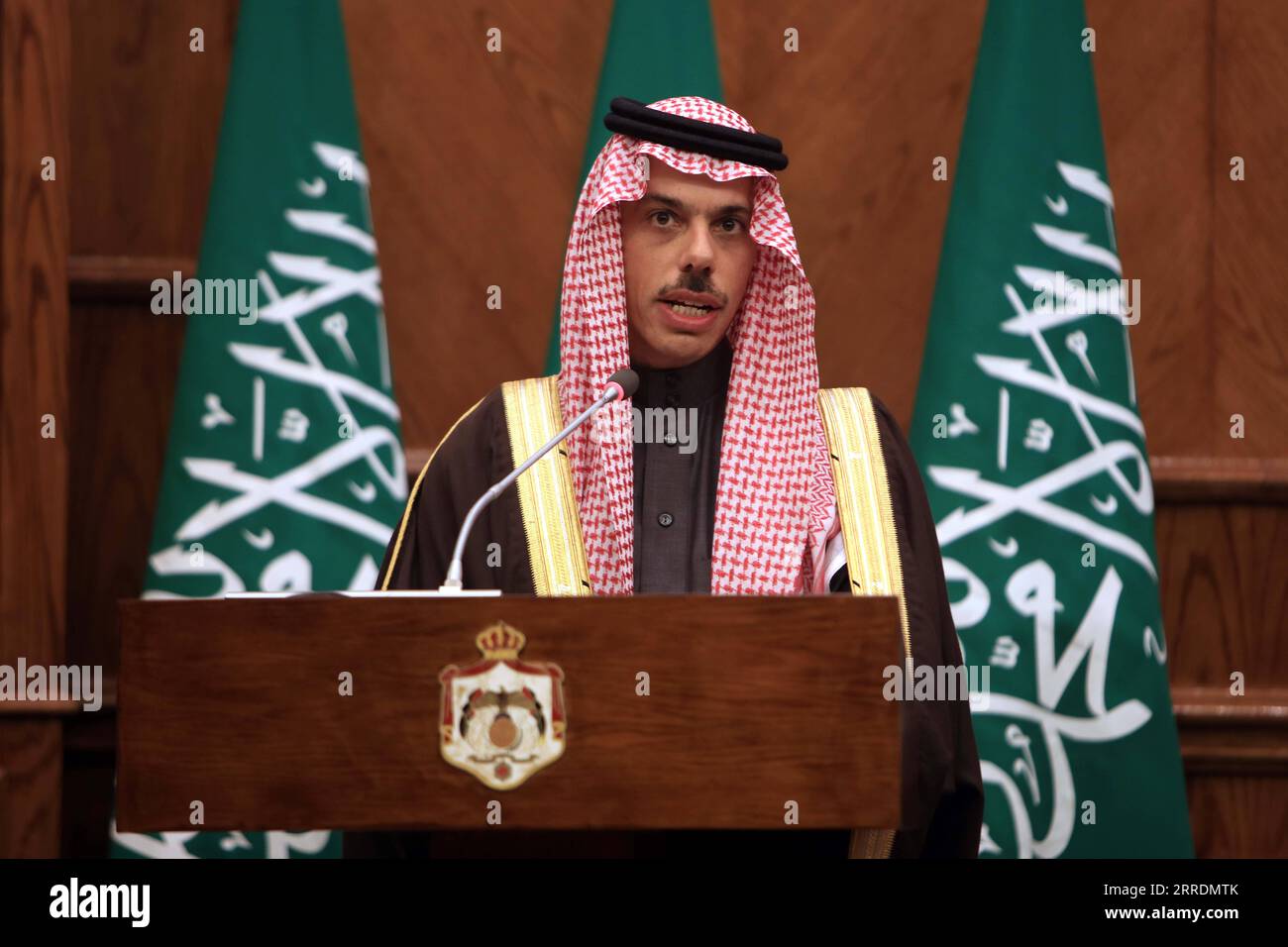 220103 -- AMMAN, 3 gennaio 2022 -- il ministro degli Esteri saudita Faysal bin Farhan al-Saud parla durante una conferenza stampa con il ministro degli Esteri giordano Ayman Safadi non visto nella foto ad Amman, Giordania, il 3 gennaio 2022. Lunedì la Giordania ha espresso il suo pieno sostegno all’Arabia Saudita nel difendere i suoi territori da eventuali attacchi terroristici, osservando che la Giordania e l’Arabia Saudita sono intrecciate in termini di sicurezza e stabilità. Foto di /Xinhua JORDAN-AMMAN-FM-ARABIA SAUDITA-FM-MEETING MohammadxAbuxGhosh PUBLICATIONxNOTxINxCHN Foto Stock