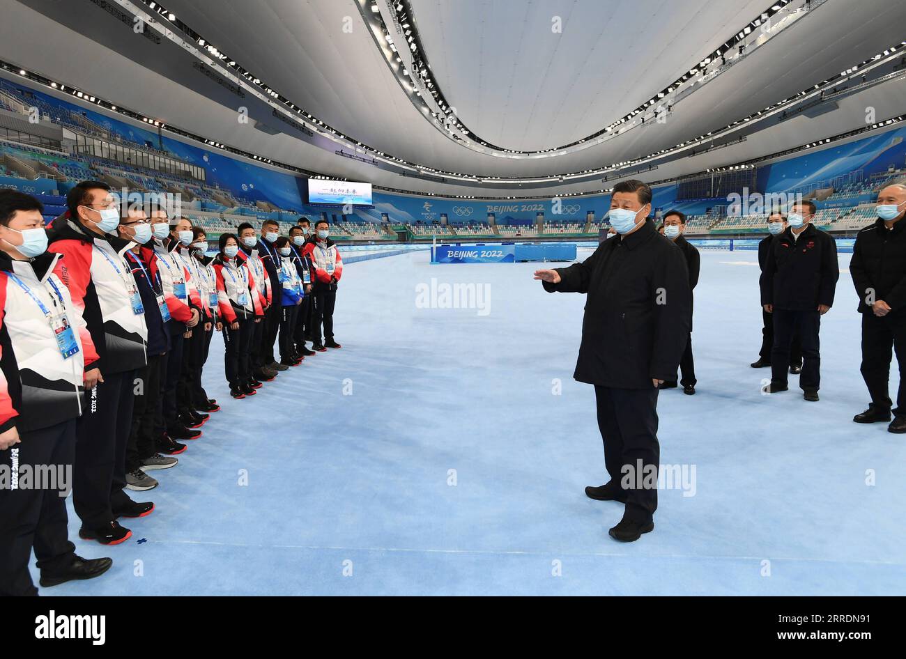 220104 -- PECHINO, 4 gennaio 2022 -- il presidente cinese Xi Jinping, anche segretario generale del Comitato centrale del Partito Comunista Cinese e presidente della Commissione militare centrale, visita il National Speed Skating Oval a Pechino, capitale della Cina, 4 gennaio 2022. XI ha ispezionato i preparativi per i Giochi olimpici e paraolimpici invernali del 2022 a Pechino martedì. CHINA-BEIJING-XI JINPING-WINTER OLYMPICS & PARALIMPICS-INSPECTION CN XIEXHUANCHI PUBLICATIONXNOTXINXCHN Foto Stock