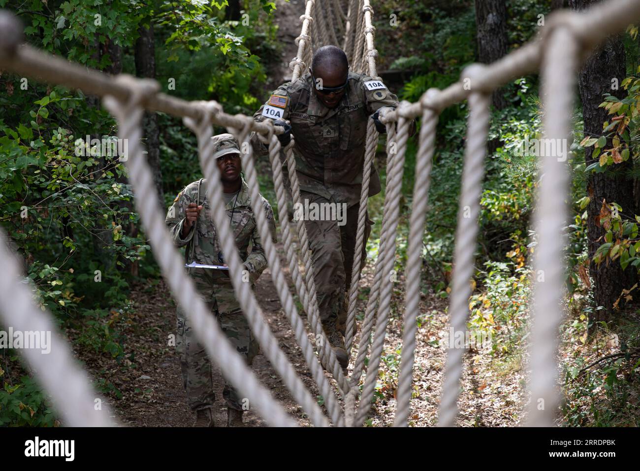 Wisconsin, USA. 5 settembre 2023. Homer Pennington, un soldato con il 84th Training Command, naviga su un ponte di corda durante un percorso ad ostacoli nell'ambito della U.S. Army Reserve Best Squad Competition a Fort McCoy, Wisconsin, 5 settembre 202 credito: U.S. Army/ZUMA Press Wire/ZUMAPRESS.com/Alamy Live News Foto Stock