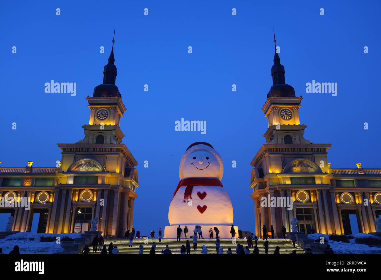 220109 -- HARBIN, 9 gennaio 2022 -- foto scattata il 9 gennaio 2022 mostra un enorme pupazzo di neve sulla riva del fiume Songhua ad Harbin, capitale della provincia di Heilongjiang nella Cina nord-orientale. Il pupazzo di neve gigante è alto circa 18 metri e largo 13 metri, con più di 2.000 metri cubi di neve. CHINA-HEILONGJIANG-HARBIN-PUPAZZO DI NEVE CN WangxJianwei PUBLICATIONxNOTxINxCHN Foto Stock