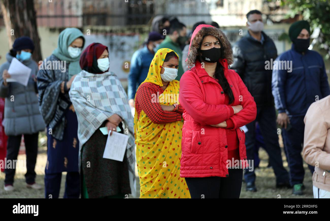 220111 -- JAMMU, 11 gennaio 2022 -- le persone si mettono in fila per sottoporsi ai test COVID-19 in mezzo alla preoccupazione di un aumento dei casi di variante Omicron a Jammu, la capitale invernale del Kashmir controllato dagli indiani, 11 gennaio 2022. Str/Xinhua KASHMIR-JAMMU-COVID-19-TESTS Stringer PUBLICATIONxNOTxINxCHN Foto Stock