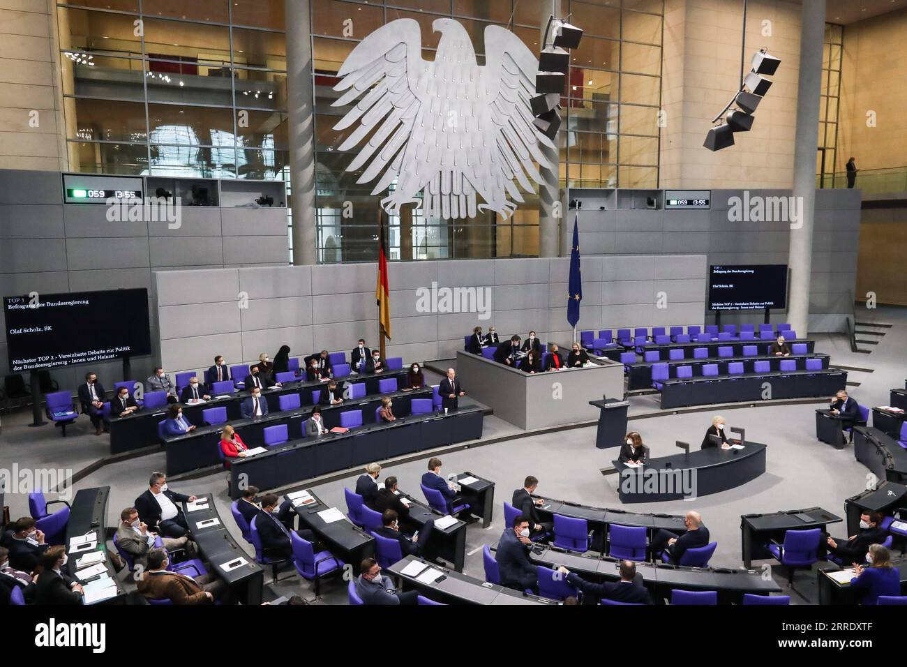 220112 -- BERLINO, 12 gennaio 2022 -- il cancelliere tedesco Olaf Scholz partecipa a una sessione di domande del Bundestag tedesco a Berlino, capitale della Germania, il 12 gennaio 2022. GERMANIA-BERLINO-SCHOLZ-BUNDESTAG-SESSIONE DI DOMANDE SHANXYUQI PUBLICATIONXNOTXINXCHN Foto Stock