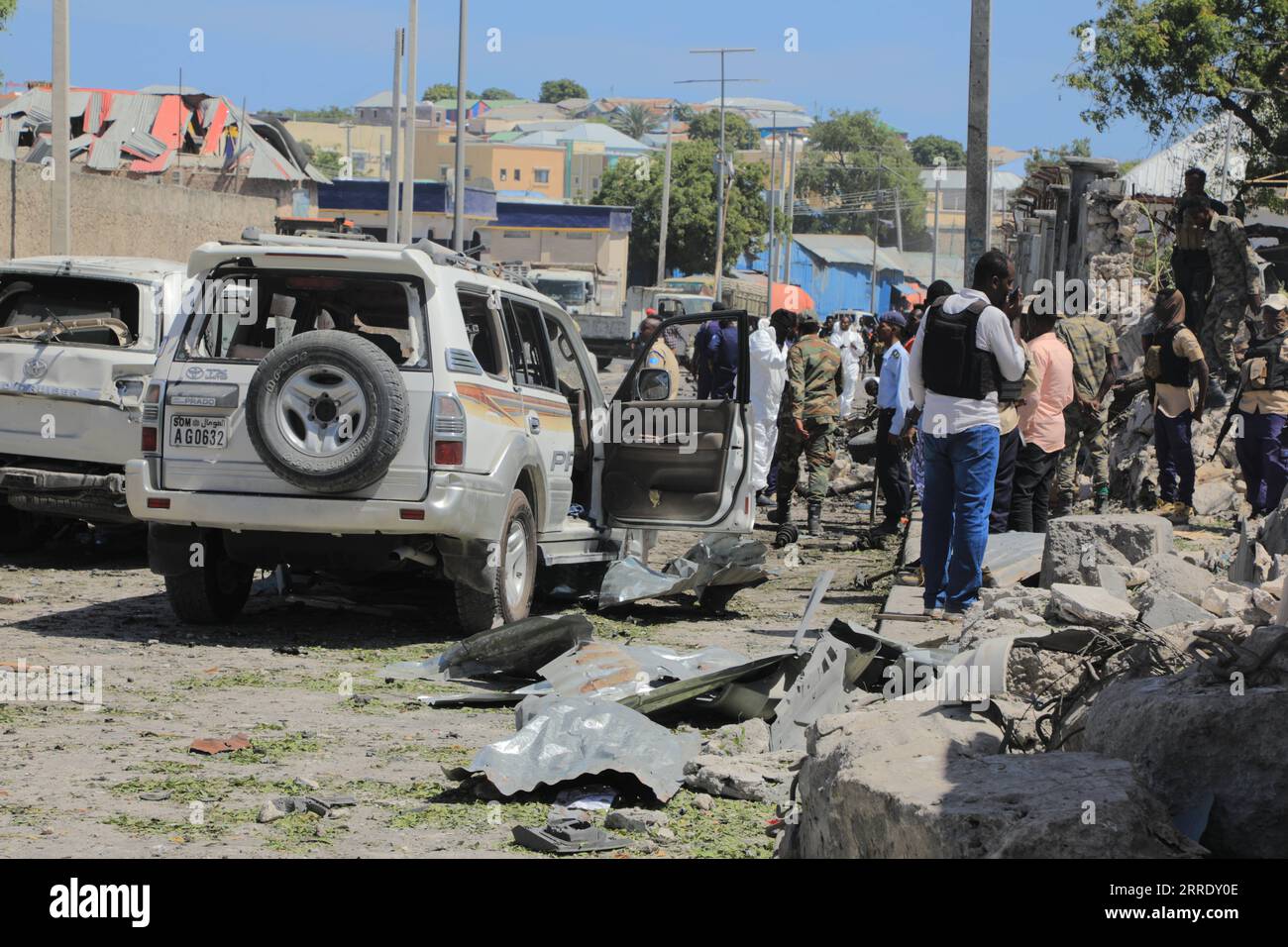 220112 -- MOGADISCIO, 12 gennaio 2022 -- la gente si riunisce sulla scena di un attentato suicida in auto a Mogadiscio, Somalia, il 12 gennaio 2022. Almeno dieci persone, tra cui cinque soldati, sono state uccise e altre nove ferite in un attentato suicida avvenuto mercoledì nella capitale somala, Mogadiscio, hanno detto i funzionari. Foto di /Xinhua SOMALIA-MOGADISCIO-ATTENTATO SUICIDA HassanxBashi PUBLICATIONxNOTxINxCHN Foto Stock