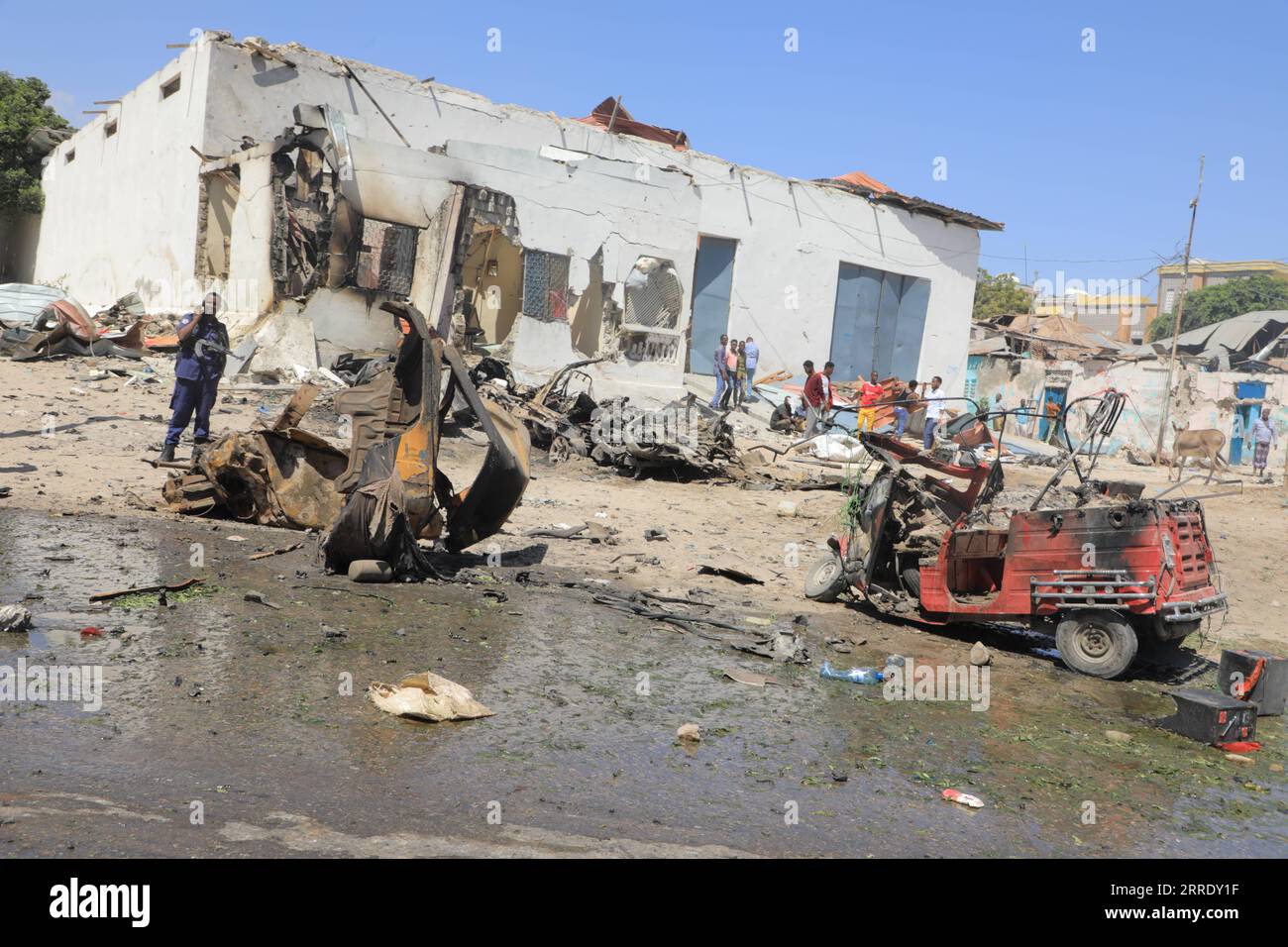 220112 -- MOGADISCIO, 12 gennaio 2022 -- foto scattata il 12 gennaio 2022 mostra la scena di un attentato suicida in auto a Mogadiscio, Somalia. Almeno dieci persone, tra cui cinque soldati, sono state uccise e altre nove ferite in un attentato suicida avvenuto mercoledì nella capitale somala, Mogadiscio, hanno detto i funzionari. Foto di /Xinhua SOMALIA-MOGADISCIO-ATTENTATO SUICIDA HassanxBashi PUBLICATIONxNOTxINxCHN Foto Stock