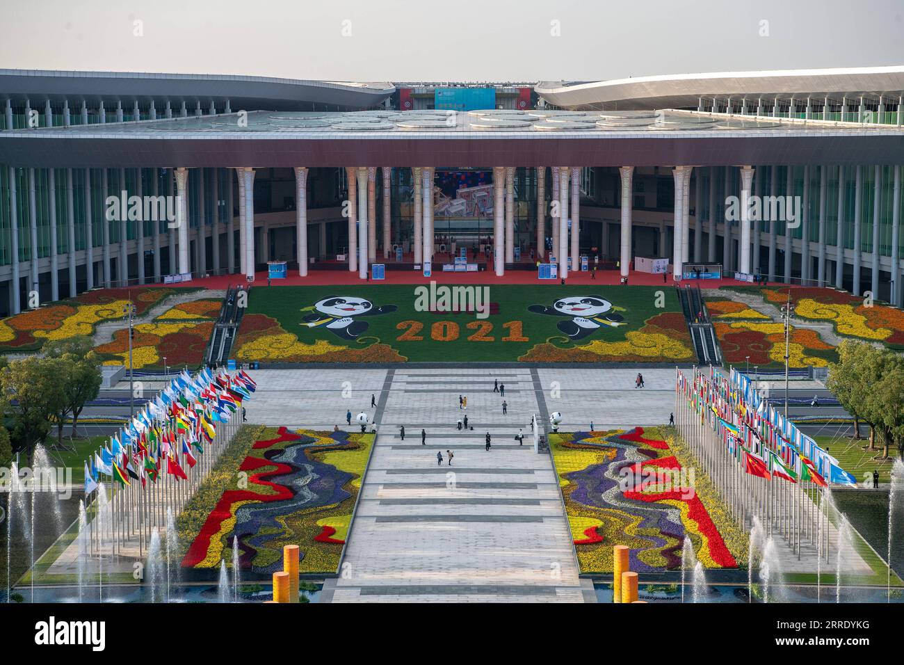 220114 -- SHANGHAI, 14 gennaio 2022 -- la foto scattata il 9 novembre 2021 mostra una vista della piazza sud del National Exhibition and Convention Center Shanghai, la sede principale del 4° China International Import Expo CIIE, nella Shanghai orientale della Cina. Il commercio estero cinese ha registrato un ulteriore aumento nel 2021, superando per la prima volta 6 trilioni di dollari USA, nonostante la pandemia di COVID-19 continui a pesare sul commercio globale, i dati ufficiali hanno mostrato venerdì. Il commercio totale di beni ammontava a 6,05 trilioni di dollari USA, in aumento di 1,4 trilioni di dollari USA rispetto a un anno fa, secondo il General Administrati Foto Stock