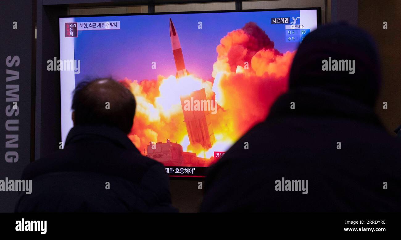 220114 -- SEOUL, 14 gennaio 2022 -- la gente guarda i proiettili di notizie lanciati dalla Repubblica Popolare Democratica di Corea RPDC a Seul, Corea del Sud, 14 gennaio 2022. La Corea del Nord ha sparato due proiettili a corto raggio nelle acque orientali, il terzo lancio in meno di due settimane, ha detto venerdì i capi di stato maggiore congiunto della Corea del Sud JCS. Foto di /Xinhua COREA DEL SUD-SEOUL-DPRK-PROJECTILES-LAUNCH SeoxYu-Seok PUBLICATIONxNOTxINxCHN Foto Stock