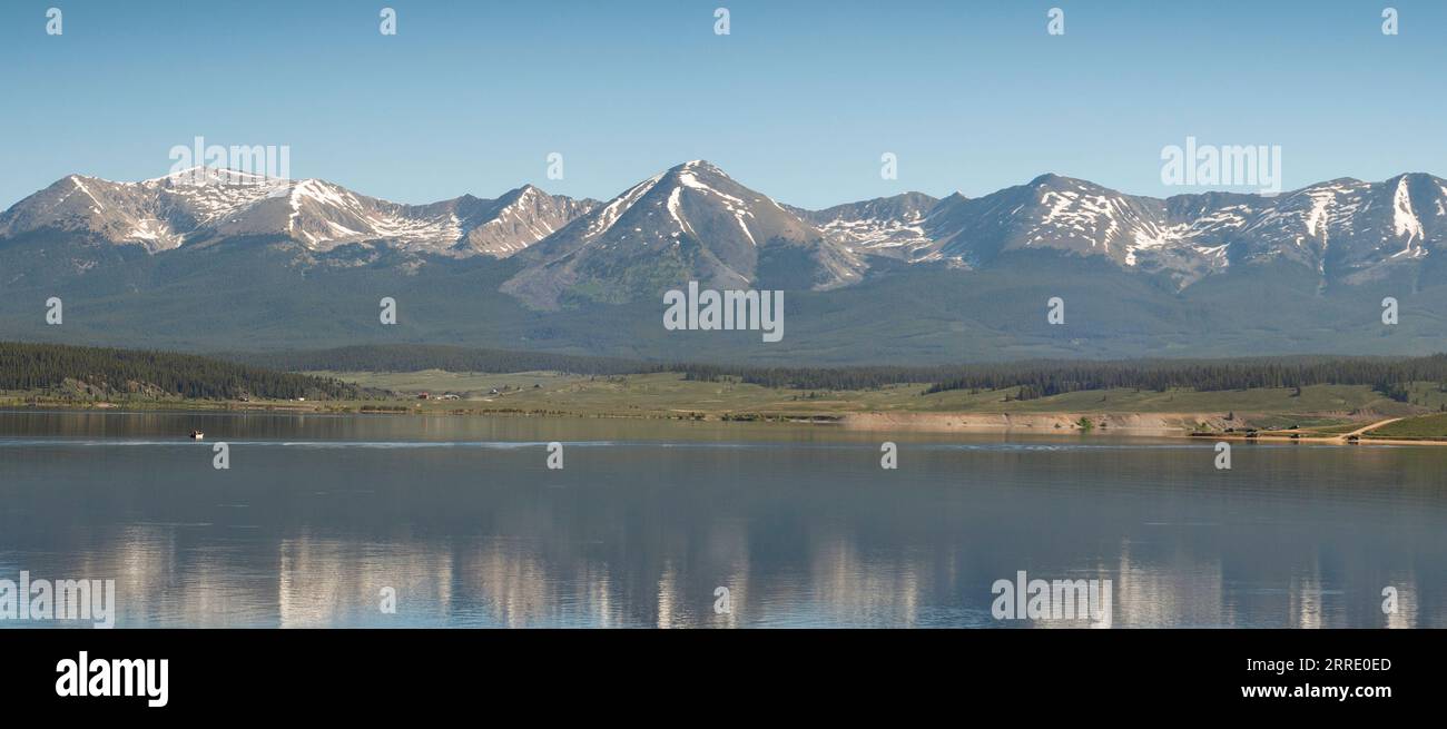 Capolavoro della natura, dove le montagne toccano il cielo e sussurri di avventura riempiono l'aria Foto Stock