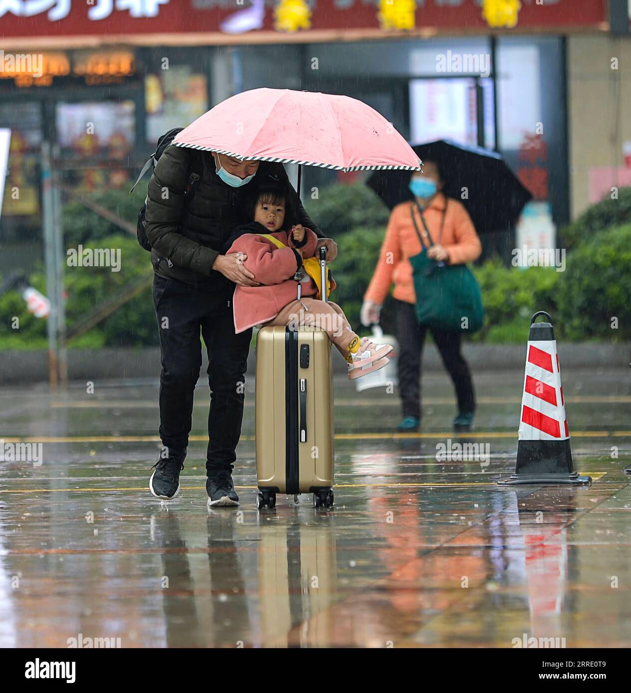 220117 -- HENGYANG, 17 gennaio 2022 -- la gente cammina nella piazza della stazione ferroviaria di Hengyang a Hengyang, nella provincia centrale di Hunan della Cina, 17 gennaio 2022. La stagione turistica del Festival di primavera 2022 della Cina dovrebbe vedere 1,18 miliardi di viaggi passeggeri, in aumento del 35,6% anno dopo anno, ma 20,3% in meno rispetto a quello del 2020, ha detto il Ministero dei trasporti. La stagione dei viaggi di 40 giorni, nota anche come chunyun, ha dato il via lunedì e molte persone si recheranno per riunirsi con le loro famiglie per il Capodanno lunare o il Festival di primavera, che cade il 1° febbraio di quest'anno. Foto di /Xinhua CHINA-SPRING FESTIVAL Foto Stock