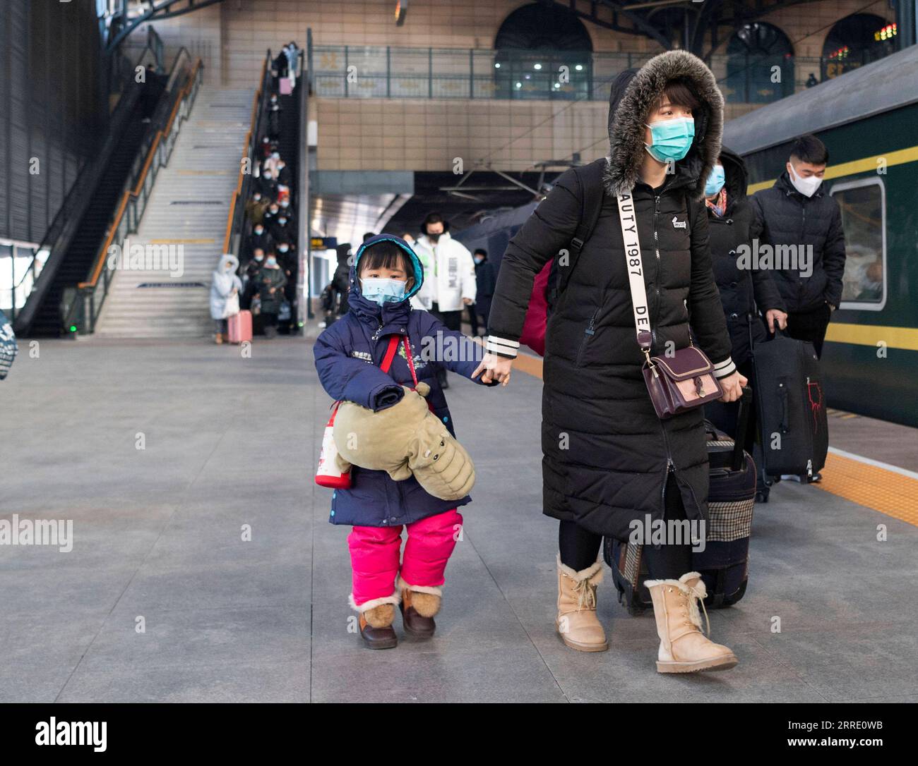 220117 -- HARBIN, 17 gennaio 2022 -- i passeggeri si preparano a salire a bordo di un treno nella stazione ferroviaria di Harbin, nella provincia di Heilongjiang, nel nord-est della Cina, 17 gennaio 2022. La stagione turistica del Festival di primavera 2022 della Cina dovrebbe vedere 1,18 miliardi di viaggi passeggeri, in aumento del 35,6% anno dopo anno, ma 20,3% in meno rispetto a quello del 2020, ha detto il Ministero dei trasporti. La stagione dei viaggi di 40 giorni, nota anche come chunyun, ha dato il via lunedì e molte persone si recheranno per riunirsi con le loro famiglie per il Capodanno lunare o il Festival di primavera, che cade il 1° febbraio di quest'anno. CHINA-SPRING FESTIVAL-TRAVEL Foto Stock