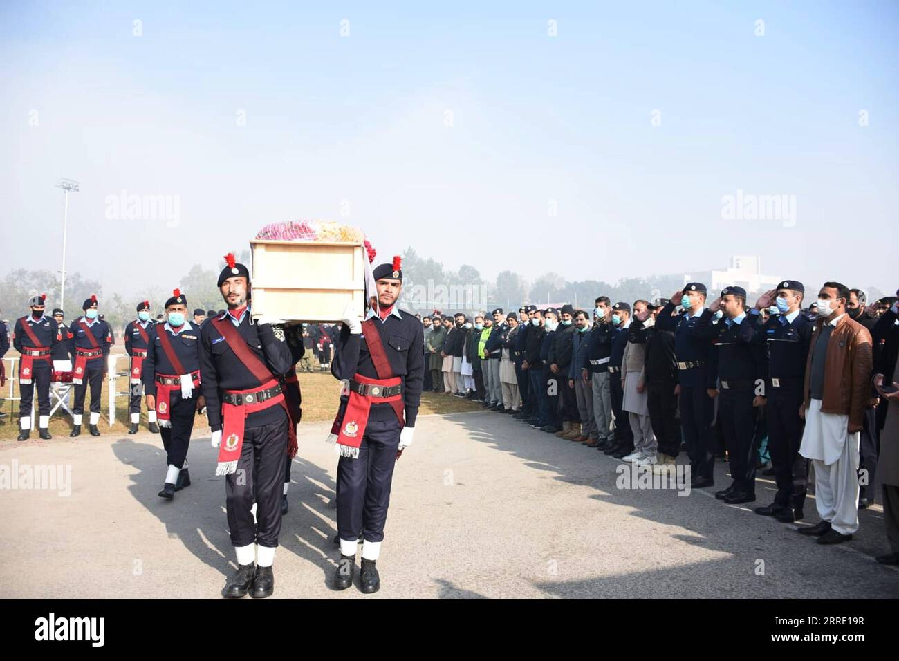 220118 -- ISLAMABAD, 18 gennaio 2022 -- la gente partecipa al funerale di un poliziotto ucciso durante uno scambio di fuoco tra la polizia e i colpevoli a Islamabad, capitale del Pakistan, 18 gennaio 2022. Un poliziotto e due rapinatori armati sono stati uccisi mentre altri quattro, tra cui due poliziotti feriti durante uno scambio di fuoco tra polizia e colpevoli nella capitale del paese, Islamabad, lunedì sera tardi, hanno detto fonti della polizia. Str/Xinhua PAKISTAN-ISLAMABAD-POLIZIOTTO-FUNERALE Stringer PUBLICATIONxNOTxINxCHN Foto Stock