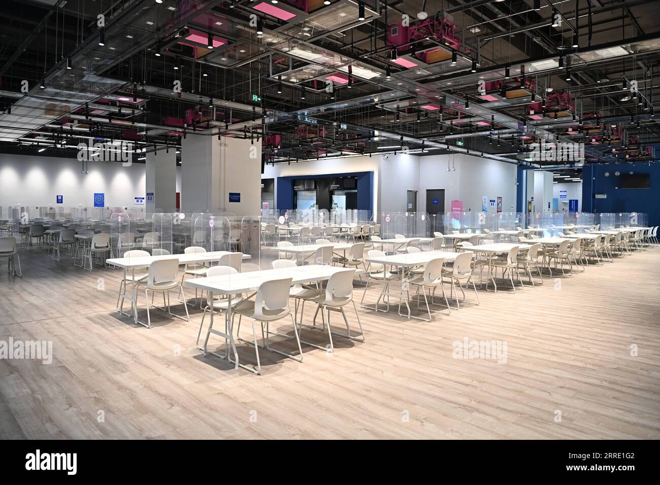 220119 -- PECHINO, 19 gennaio 2022 -- foto scattata il 10 gennaio 2022 mostra la sala da pranzo Media del Main Media Center per i Giochi Olimpici e Paralimpici invernali 2022 a Pechino, capitale della Cina. Xinhua titoli: Vero o falso controllo di alcuni rapporti dei media occidentali sulle Olimpiadi invernali di Pechino HexChangshan PUBLICATIONxNOTxINxCHN Foto Stock