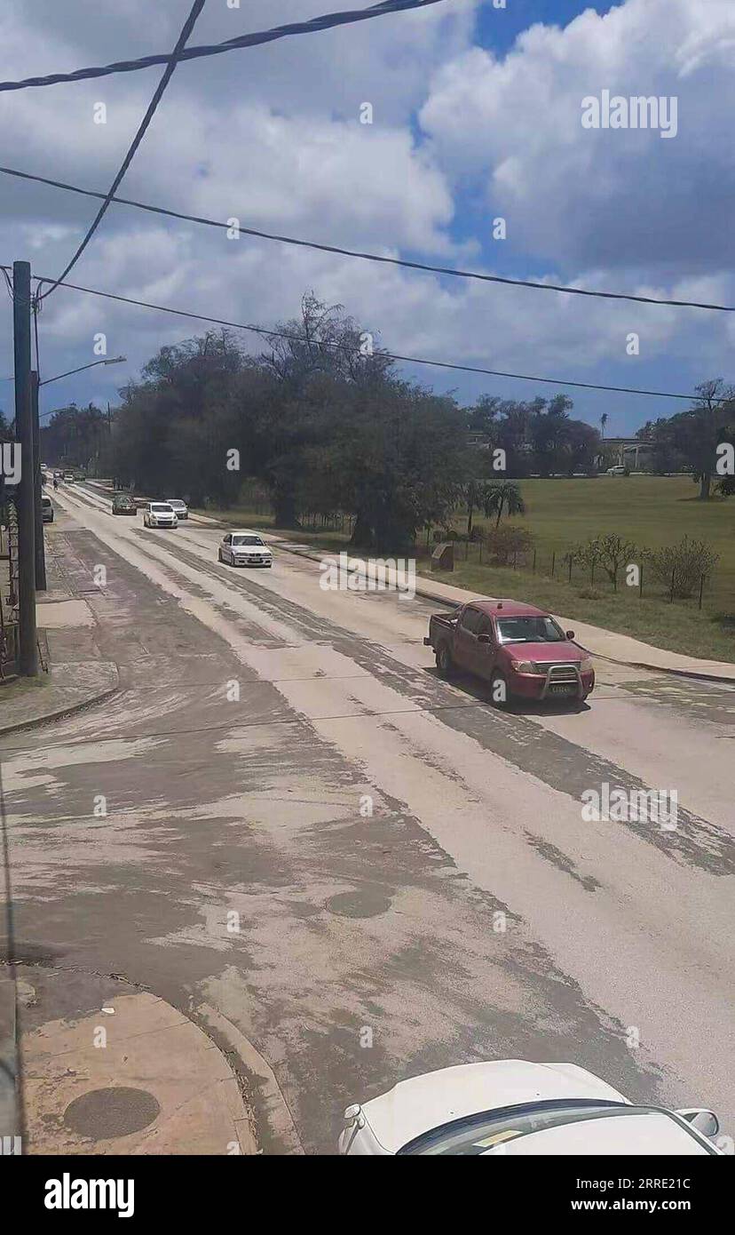 220120 -- NUKU ALOFA, 20 gennaio 2022 -- le auto corrono su una strada coperta da cenere vulcanica a Nuku alofa, capitale di Tonga, 20 gennaio 2022. Il 14 e 15 gennaio, il vulcano Hunga Tonga-Hunga ha apai a Tonga eruttò violentemente, innescando lo tsunami a Tonga. /Handout via Xinhua TONGA-NUKU ALOFA-VULCANO ERUZIONE-AFTERMATH BroadcastingxBroadcomxFMxTonga PUBLICATIONxNOTxINxCHN Foto Stock