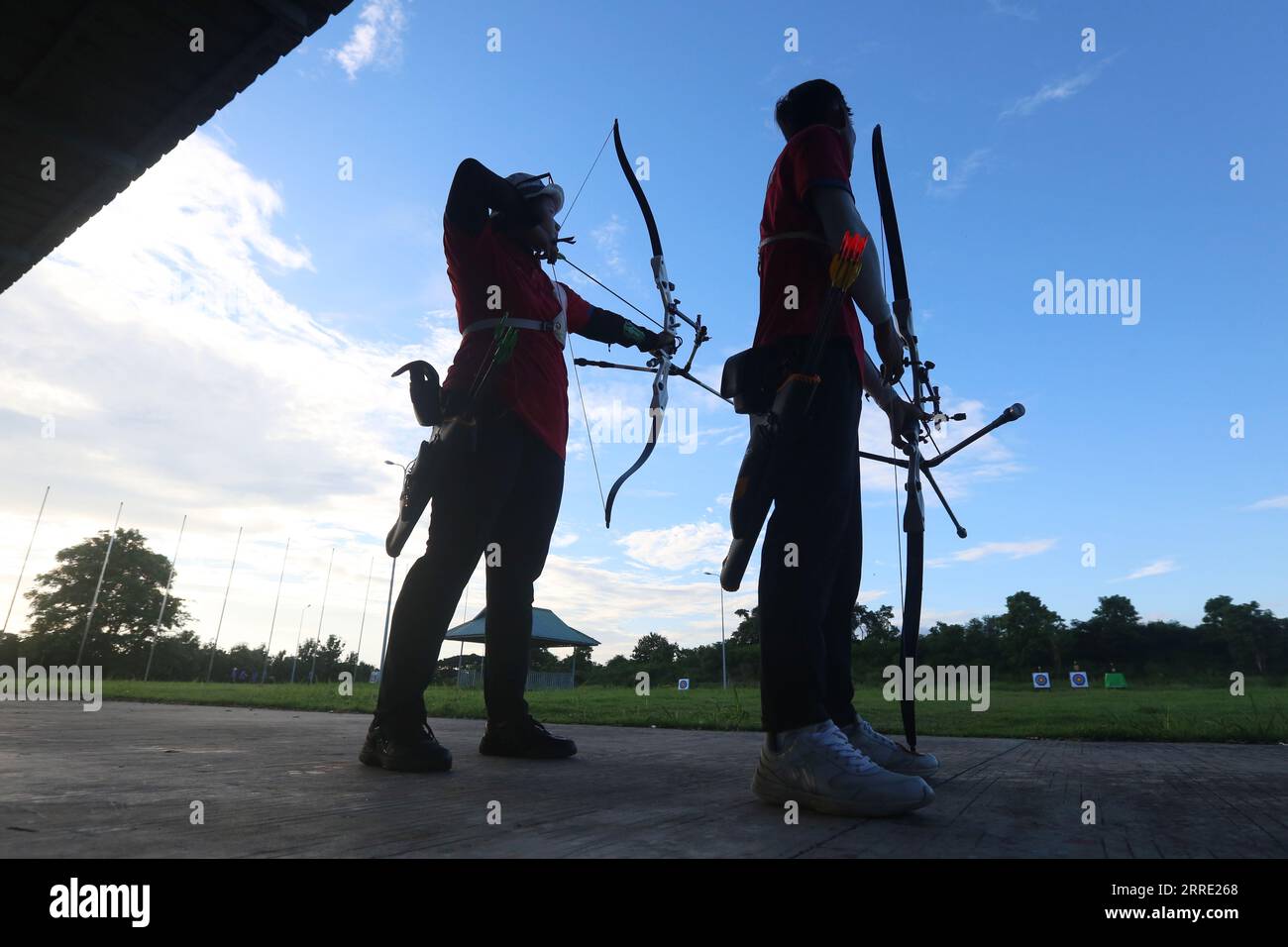 Nay Pyi Taw, Myanmar. 7 settembre 2023. Gli atleti di tiro con l'arco del Myanmar partecipano a una sessione di allenamento per i diciannovesimi Giochi asiatici a Hangzhou in un campo di tiro con l'arco a Nay Pyi Taw, Myanmar, 7 settembre 2023. Il Myanmar invierà 111 atleti ai 19esimi Giochi asiatici di Hangzhou, in Cina, un funzionario del Ministero dello Sport e degli affari Giovanili del Myanmar ha detto DI ANDARE CON "Myanmar per inviare 111 atleti ai Giochi asiatici di Hangzhou" credito: Myo Kyaw Soe/ Xinhua/Alamy Live News Foto Stock