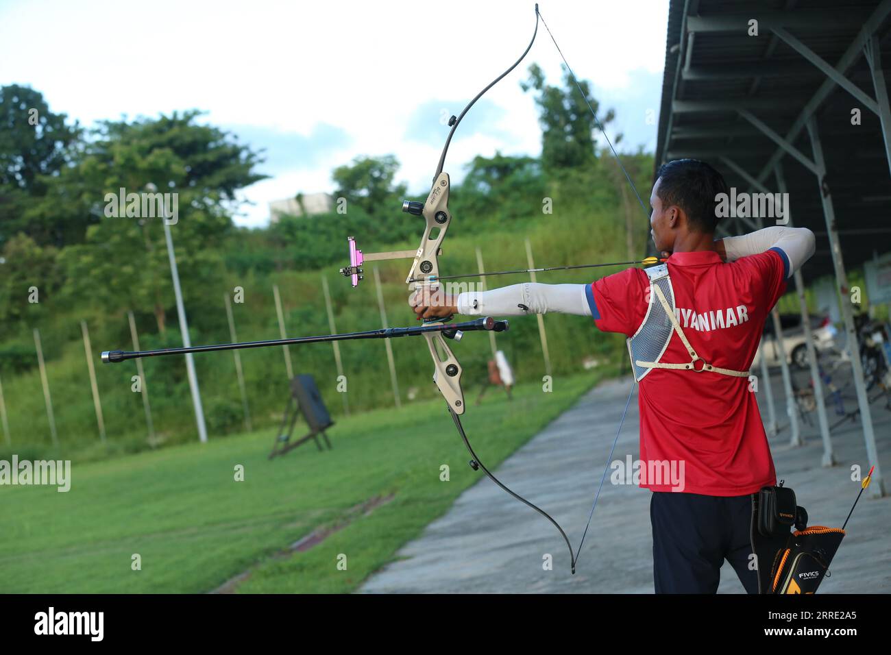 Nay Pyi Taw, Myanmar. 7 settembre 2023. A Myanmar's archer partecipa a una sessione di allenamento per i prossimi 19th Asian Games a Hangzhou a Nay Pyi Taw, Myanmar, 7 settembre 2023. Il Myanmar invierà 111 atleti ai 19esimi Giochi asiatici di Hangzhou, in Cina, un funzionario del Ministero dello Sport e degli affari Giovanili del Myanmar ha detto DI ANDARE CON "Myanmar per inviare 111 atleti ai Giochi asiatici di Hangzhou" credito: Myo Kyaw Soe/ Xinhua/Alamy Live News Foto Stock