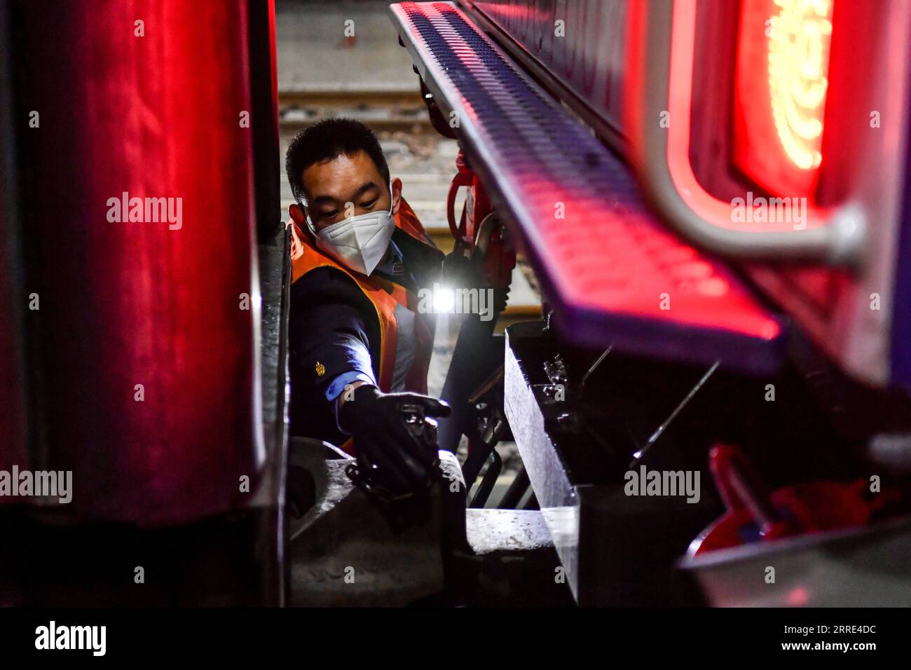 220126 -- TAIYUAN, 26 gennaio 2022 -- li KE controlla la connessione dei vagoni ferroviari a Taiyuan, nella provincia dello Shanxi della Cina settentrionale, il 25 gennaio 2022. Li Taihong, 54 anni, e suo figlio li KE sono entrambi macchinisti della China Railway Taiyuan Bureau Group Co., Ltd Lavorando in posizioni diverse, trascorrono più tempo lontano che insieme, soprattutto durante la corsa di viaggio del Festival di Primavera. Li KE è orgoglioso di parlare della sua tradizione familiare di lavoro nel sistema ferroviario. Mio padre e' sempre stato il mio modello. Proseguirò il suo impegno per tutta la vita nel settore ferroviario, ha detto. FOCUSCHINA-SHANXI-RAILWAY Foto Stock