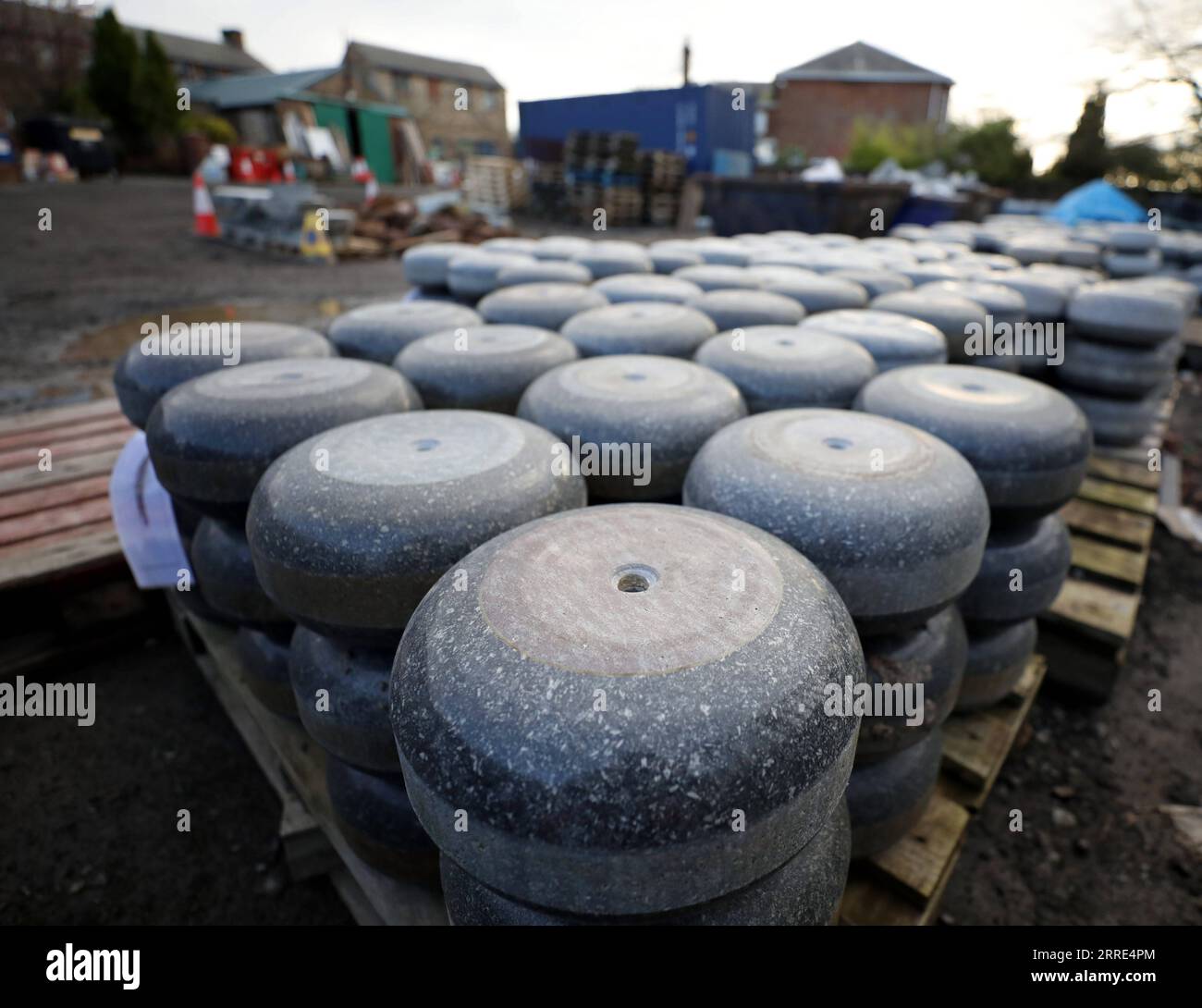 220127 -- MAUCHLINE, 27 gennaio 2022 -- pietre di curling sono viste fuori dalla fabbrica di curling di Kays a Mauchline, Scozia, Gran Bretagna, 24 gennaio 2022. Ogni singola pietra da curling olimpica è fatta di granito proveniente da una piccola isola al largo della costa occidentale della Scozia, chiamata Ailsa Craig. Il granito Ailsa Craig è uno dei più duri al mondo e mantiene la sua forma nonostante le condizioni di macinazione e bagnato, rendendolo un materiale perfetto per arricciare la pietra. Tutte le pietre di curling utilizzate nelle gare olimpiche sono prodotte dalla Kays Curling a Mauchline, Scozia, Gran Bretagna. PECHINO 2022BRITAIN-MAUCHLINE-CURLING FACTORY LIX Foto Stock