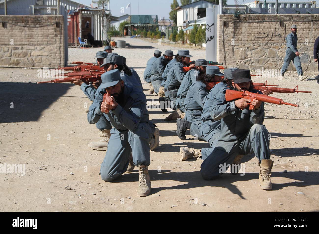 220127 -- JALALABAD, 27 gennaio 2022 -- il personale di polizia afghano mostra le proprie abilità durante una cerimonia di laurea in un centro di addestramento della polizia nella città di Jalalabad, provincia di Nangarhar, Afghanistan, 26 gennaio 2022. Un totale di 700 membri del personale di sicurezza che ricevono addestramento militare sono stati commissionati alle forze di sicurezza del governo di custodia guidato dai talibani in Afghanistan, ha detto giovedì le autorità. Foto di /Xinhua AFGHANISTAN-JALALABAD-ADDESTRAMENTO MILITARE Hamidullah PUBLICATIONxNOTxINxCHN Foto Stock