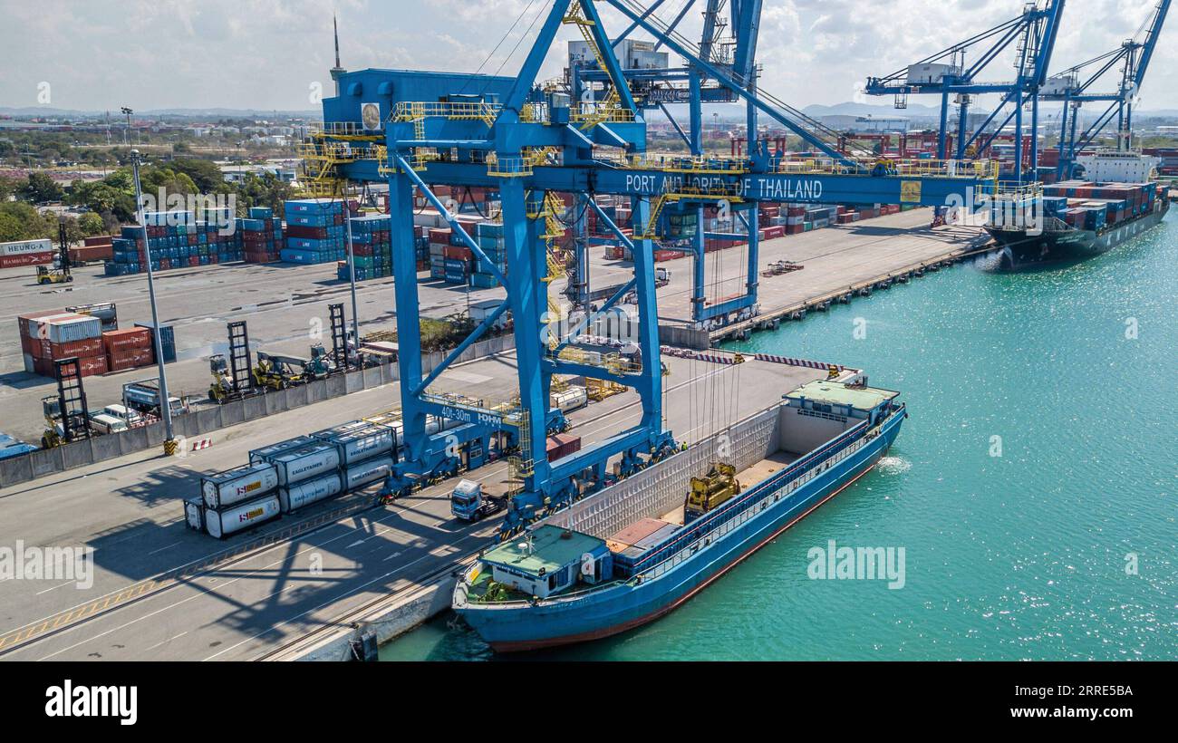 220128 -- CHONBURI, 28 gennaio 2022 -- foto aerea scattata il 24 gennaio 2022 mostra una vista del porto di Laem Chabang nella provincia di Chonburi, Thailandia. Il porto di Laem Chabang, situato nella parte orientale della Thailandia, copriva un'area di 10,4 chilometri quadrati, completato e aperto nel 1991. Secondo le autorità locali, è uno dei più importanti porti internazionali per il trasporto di container in Thailandia e un importante porto di acque profonde nel sud-est asiatico. TAILANDIA-CHONBURI-LAEM CHABANG PORTO WangxTeng PUBLICATIONxNOTxINxCHN Foto Stock