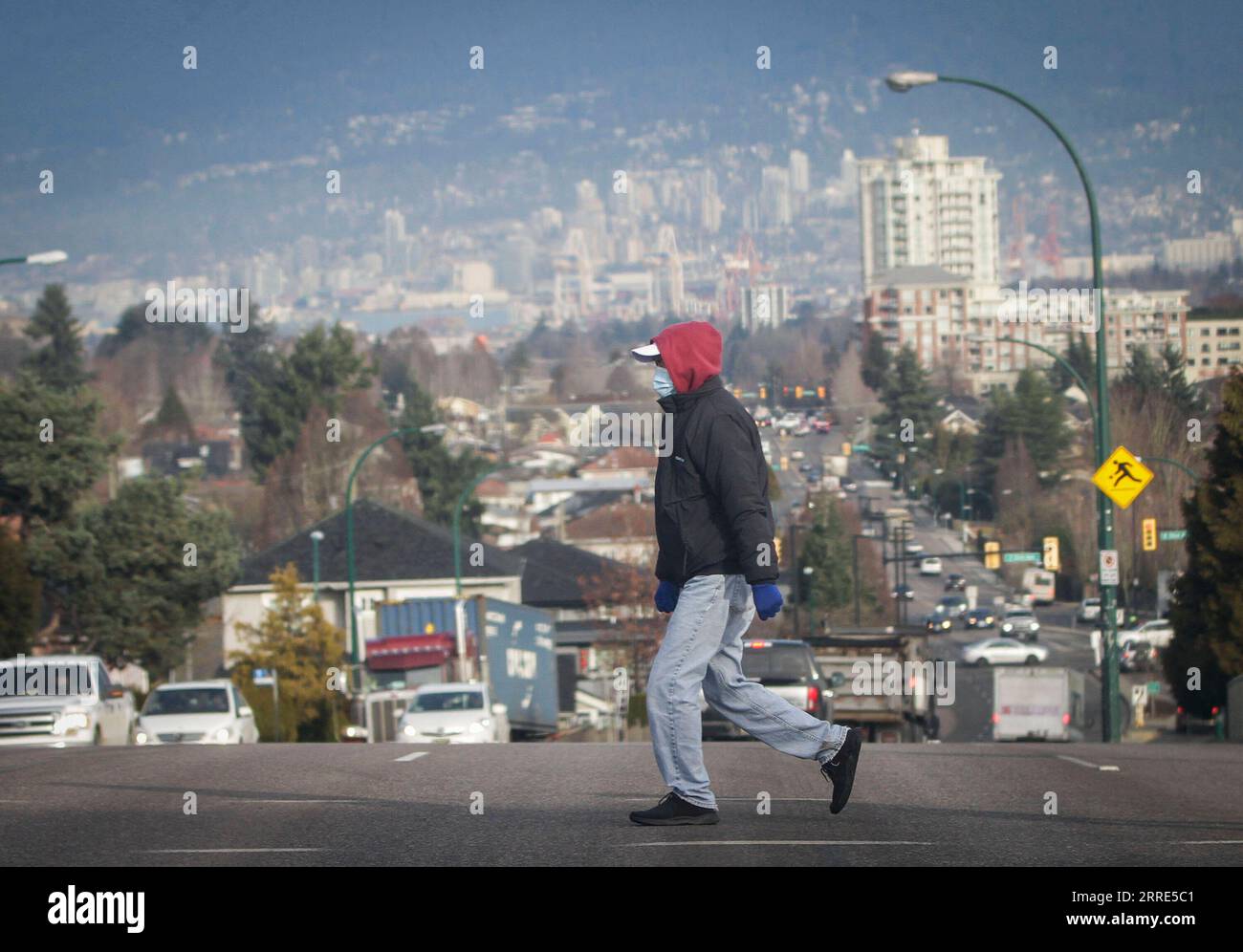 220128 -- VANCOUVER, 28 gennaio 2022 -- Una persona con una maschera cammina attraverso una strada a Vancouver, British Columbia, Canada, il 28 gennaio 2022. Il Canada ha confermato 8.937 nuovi casi di COVID-19 venerdì a mezzogiorno, elevando il suo casellario nazionale a 3.007.264 con 33.489 morti, ha riferito CTV. Foto di /Xinhua CANADA-VANCOUVER-COVID-19-CASES-3 MLN LiangxSen PUBLICATIONxNOTxINxCHN Foto Stock