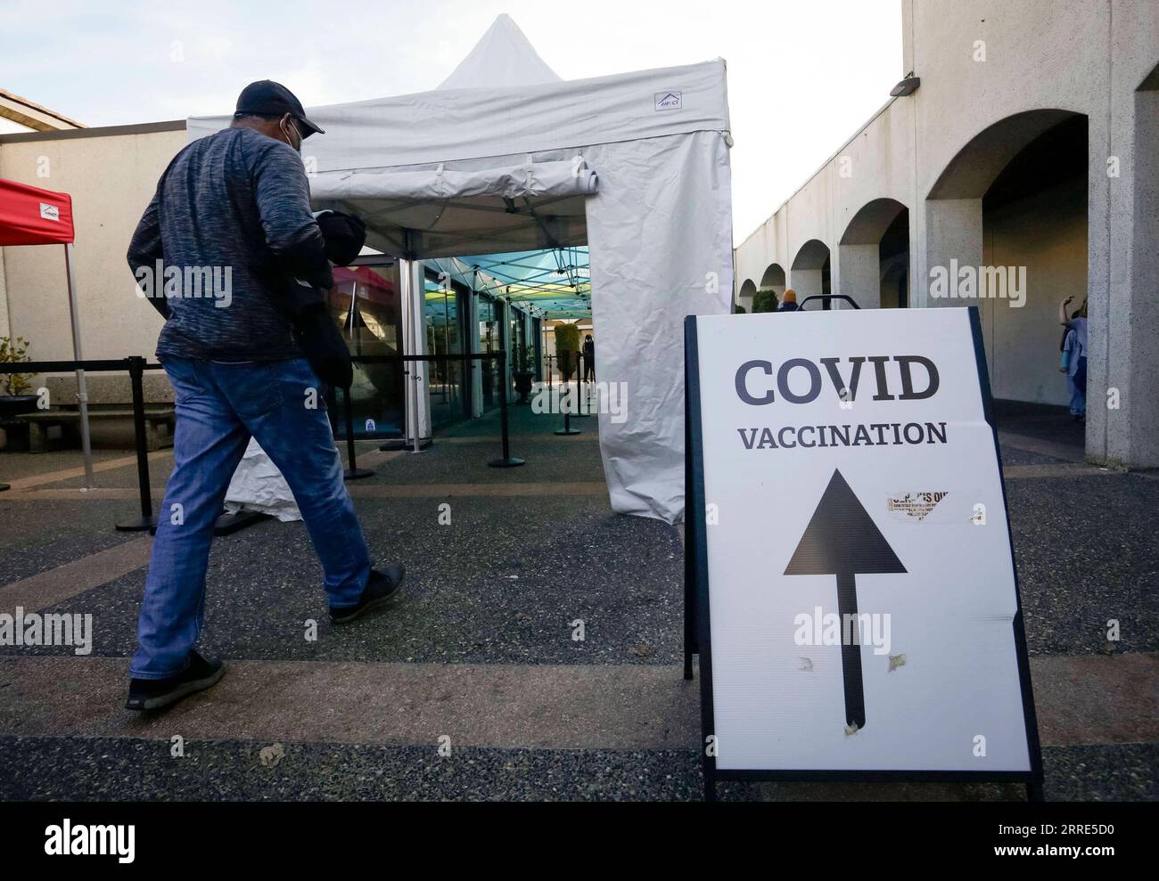 220128 -- VANCOUVER, 28 gennaio 2022 -- Un uomo entra in un centro di vaccinazione COVID-19 a Vancouver, British Columbia, Canada, il 28 gennaio 2022. Il Canada ha confermato 8.937 nuovi casi di COVID-19 venerdì a mezzogiorno, elevando il suo casellario nazionale a 3.007.264 con 33.489 morti, ha riferito CTV. Foto di /Xinhua CANADA-VANCOUVER-COVID-19-CASES-3 MLN LiangxSen PUBLICATIONxNOTxINxCHN Foto Stock