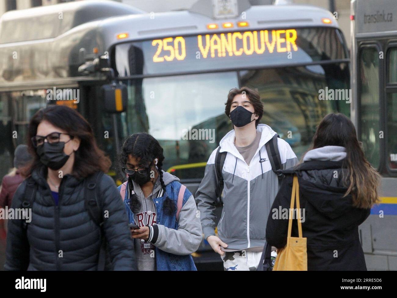220128 -- VANCOUVER, 28 gennaio 2022 -- le persone che indossano maschere facciali sono viste in una strada nel centro di Vancouver, British Columbia, Canada, il 28 gennaio 2022. Il Canada ha confermato 8.937 nuovi casi di COVID-19 venerdì a mezzogiorno, elevando il suo casellario nazionale a 3.007.264 con 33.489 morti, ha riferito CTV. Foto di /Xinhua CANADA-VANCOUVER-COVID-19-CASES-3 MLN LiangxSen PUBLICATIONxNOTxINxCHN Foto Stock
