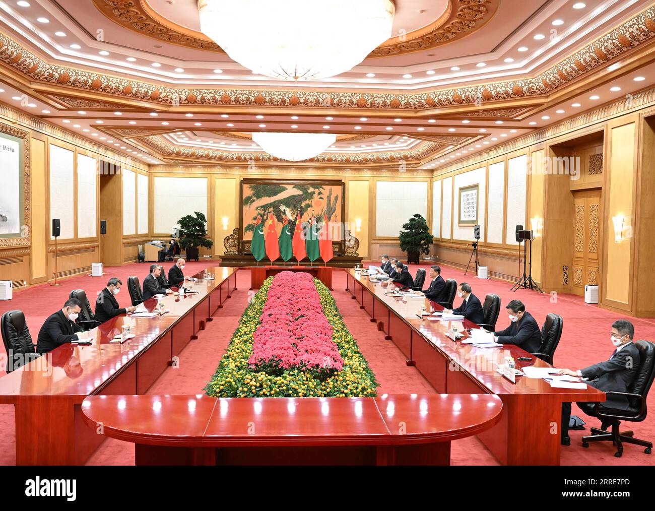 220205 -- PECHINO, 5 febbraio 2022 -- il presidente cinese Xi Jinping incontra il presidente turkmeno Gurbanguly Berdymukhamedov nella grande sala del popolo di Pechino, capitale della Cina, 5 febbraio 2022. CHINA-BEIJING-XI JINPING-TURKMEN PRESIDENTE-MEETING CN LIXXIANG PUBLICATIONXNOTXINXCHN Foto Stock