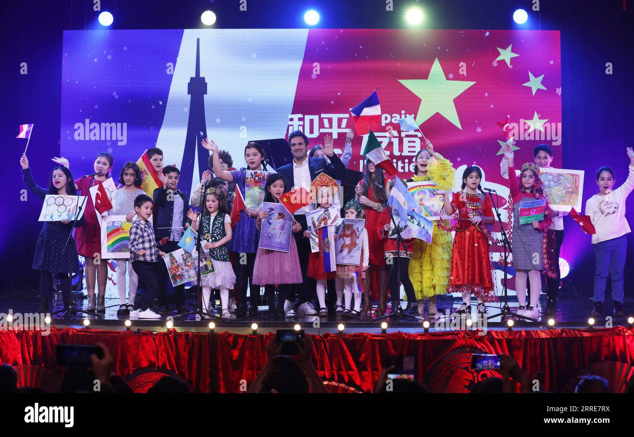 220205 -- PARIGI, 5 febbraio 2022 -- gruppo corale per bambini UNESCO si esibisce durante la registrazione del concerto Peace, Friendship, Love al Theater du Gymnase Marie Bell di Parigi, Francia, 26 gennaio 2022. Il primo giorno dell'anno della Tigre, un programma speciale dedicato ai Giochi Olimpici invernali di Pechino e ai Giochi Olimpici di Parigi 2024 è stato trasmesso su TV5 Monde in Francia il 1 febbraio 2022. Eseguiti da circa 100 artisti cinesi e stranieri, i programmi del concerto di 110 minuti Peace, Friendship, Love sono stati registrati separatamente in Cina e Francia. FRANCIA-PARIGI-PECHINO OLIMPIADI INVERNALI-PROGRAMMA GAOXJI Foto Stock