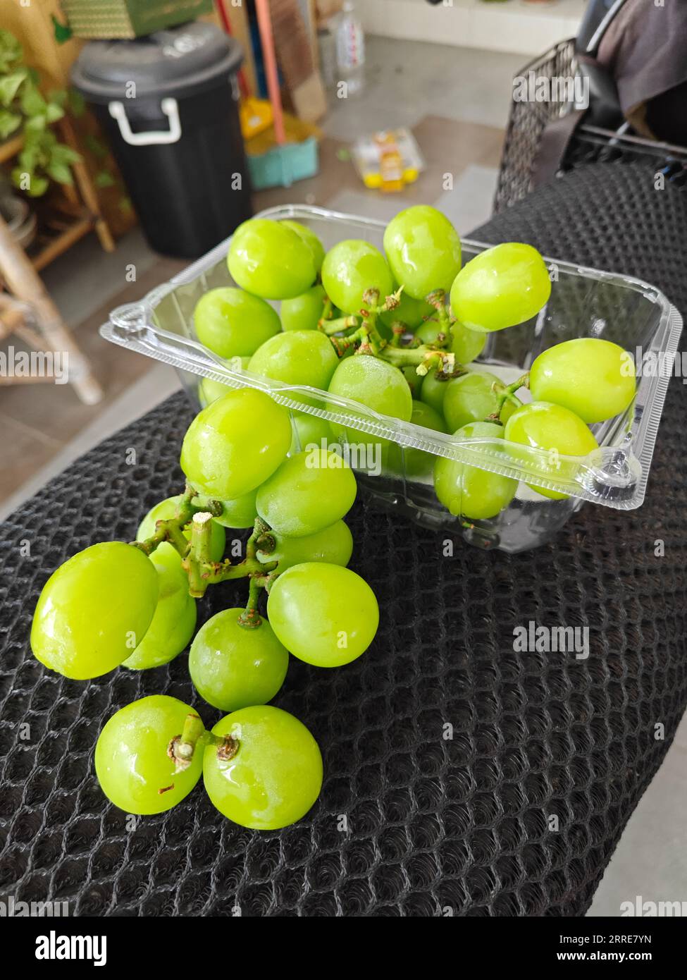 grappolo di uva fresca di moscato d'oro verdastro. Foto Stock
