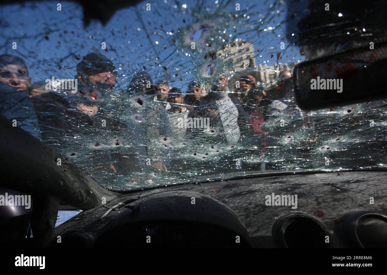 220208 -- NABLUS, 8 febbraio 2022 -- la gente si riunisce intorno a un'auto appartenente a tre palestinesi uccisi dai soldati israeliani, nella città di Nablus, in Cisgiordania, l'8 febbraio 2022. Martedì Israele ha confermato che le sue forze hanno ucciso tre palestinesi nella Cisgiordania occupata da Israele durante una presunta operazione per contrastare una cellula terroristica. Foto di /Xinhua MIDEAST-NABLUS-TRE-UOMINI-UCCISI AymanxNobani PUBLICATIONxNOTxINxCHN Foto Stock