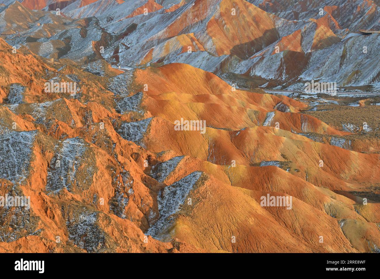 220209 -- ZHANGYE, 9 febbraio 2022 -- foto scattata l'8 febbraio 2022 mostra lo scenario innevato della Danxia Landform, caratterizzata da arenaria rossastra, al Parco geologico nazionale di Zhangye Danxia a Zhangye, provincia del Gansu della Cina nord-occidentale. Foto di /Xinhua CHINA-GANSU-ZHANGYE-DANXIA LANDFORM-SNOW LANDFORM CN ZhengxYaode PUBLICATIONxNOTxINxCHN Foto Stock