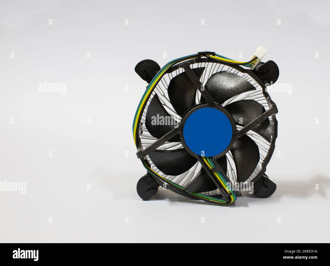 Ventola CPU del computer e dissipatore di calore isolati su sfondo bianco Foto Stock