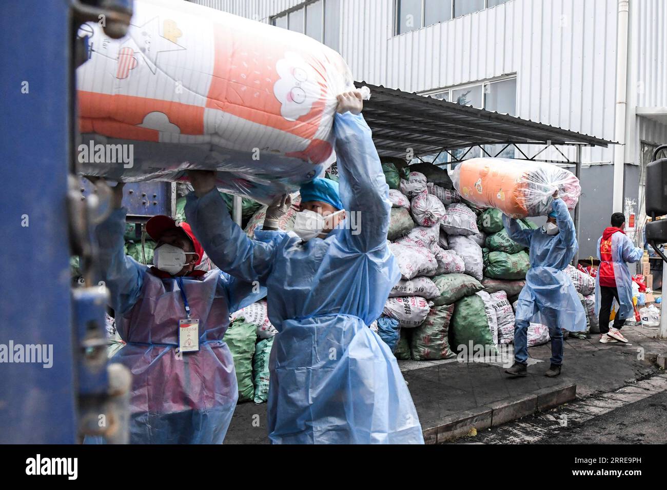 220212 -- DEBAO, 12 febbraio 2022 -- i lavoratori del personale caricano trapunte per il personale di prima linea nella contea di Debao della città di Baise, nella regione autonoma del Guangxi Zhuang della Cina meridionale, 11 febbraio 2022. Materiali viventi e medici sono stati consegnati continuamente a Debao per aiutare la lotta contro la recente rinascita della pandemia di COVID-19 nella contea. CHINA-GUANGXI-DEBAO-COVID-19-ANTI-EPIDEMIC SUPPLIES CN CAOXYIMING PUBLICATIONXNOTXINXCHN Foto Stock