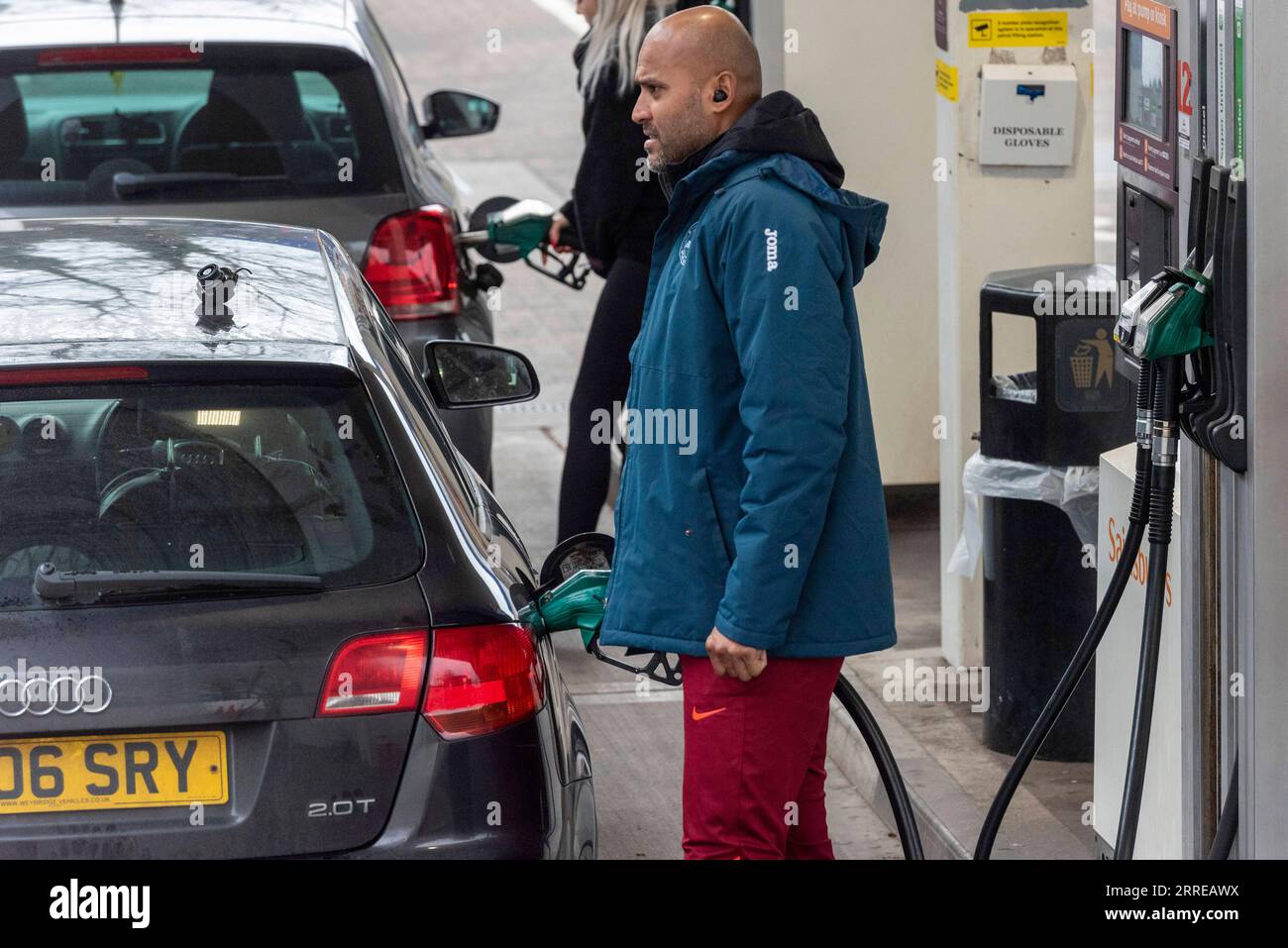 220215 -- LONDRA, 15 febbraio 2022 -- la gente riempie i veicoli con carburante in una stazione di servizio Sainsbury S a Londra, in Gran Bretagna, il 15 febbraio 2022. I prezzi della benzina e del diesel in Gran Bretagna hanno entrambi registrato nuovi record nel fine settimana, spingendo ulteriormente il costo della crisi di vita per le famiglie britanniche, hanno mostrato gli ultimi dati pubblicati lunedì. Foto di Ray Tang/Xinhua BRITAIN-LONDON-FUEL PRICES-NEW HIGH HanxYan PUBLICATIONxNOTxINxCHN Foto Stock