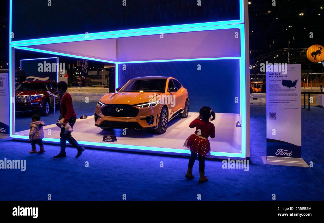 220216 -- CHICAGO, 16 febbraio 2022 -- la Ford Mustang Mach-e GT del 2022 viene esposta durante il Chicago Auto Show al McCormick Place di Chicago, negli Stati Uniti, il 15 febbraio 2022. Lo spettacolo si tiene dal 12 al 21 febbraio. Foto di /Xinhua U.S.-CHICAGO-AUTO SHOW JoelxLerner PUBLICATIONxNOTxINxCHN Foto Stock