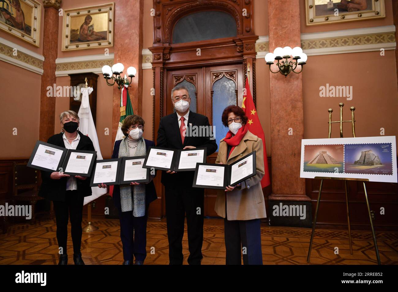 220216 -- CITTÀ DEL MESSICO, 16 febbraio 2022 -- l'Ambasciatore cinese in Messico Zhu Qingqiao II R partecipa ad una cerimonia di emissione di una serie di francobolli per commemorare il 50° anniversario dell'instaurazione delle relazioni diplomatiche tra i due paesi presso il Palazzo postale nel centro storico della capitale città del Messico, Messico, 14 febbraio 2022. I francobolli mostrano due punti di riferimento storici e culturali: L'Osservatorio di Dengfeng nella provincia cinese di Henan e la Piramide di Kukulkan a Chichen Itza, Messico. MESSICO-CITTÀ DEL MESSICO-CINA-RELAZIONI DIPLOMATICHE-FRANCOBOLLI XINXYUEWEI PUBLICATIONXNOTXINXCHN Foto Stock