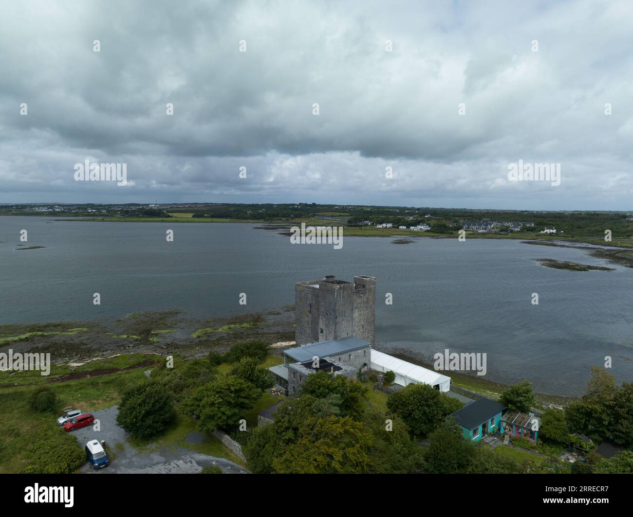 Vista aerea del castello di Oranmore, monumento nazionale di 800 anni, situato in una delle storiche insenature della baia di Galway Foto Stock