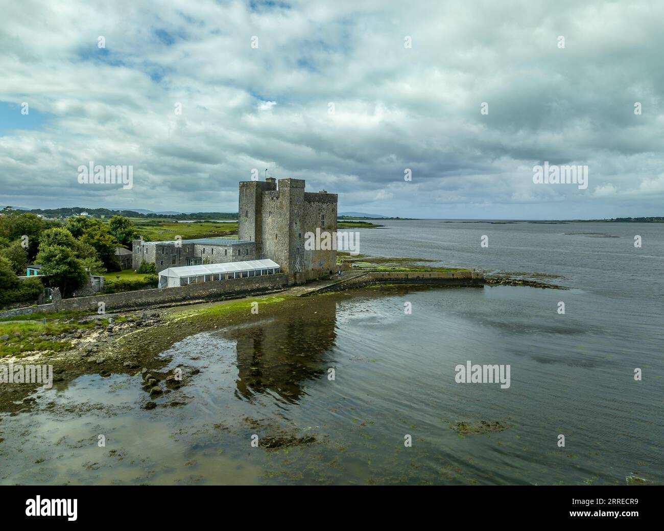 Vista aerea del castello di Oranmore, monumento nazionale di 800 anni, situato in una delle storiche insenature della baia di Galway Foto Stock