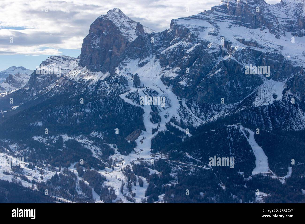 220219 -- CORTINA D AMPEZZO, 19 febbraio 2022 -- foto scattata il 18 febbraio 2022 mostra il paesaggio di Cortina d Ampezzo in Italia. Le città italiane di Milano e Cortina d Ampezzo sono state nominate ospiti dei Giochi Olimpici invernali 2026 alla 134a sessione del Comitato Olimpico Internazionale del CIO il 24 giugno 2019. I Giochi Olimpici invernali 2026 saranno la terza volta che l'Italia ospita le Olimpiadi invernali, dopo Torino nel 2006 e Cortina d Ampezzo nel 1956. SPITALY-CORTINA D AMPEZZO-OLIMPIADI INVERNALI-SCENARIO LIUXYONGQIU PUBLICATIONXNOTXINXCHN Foto Stock