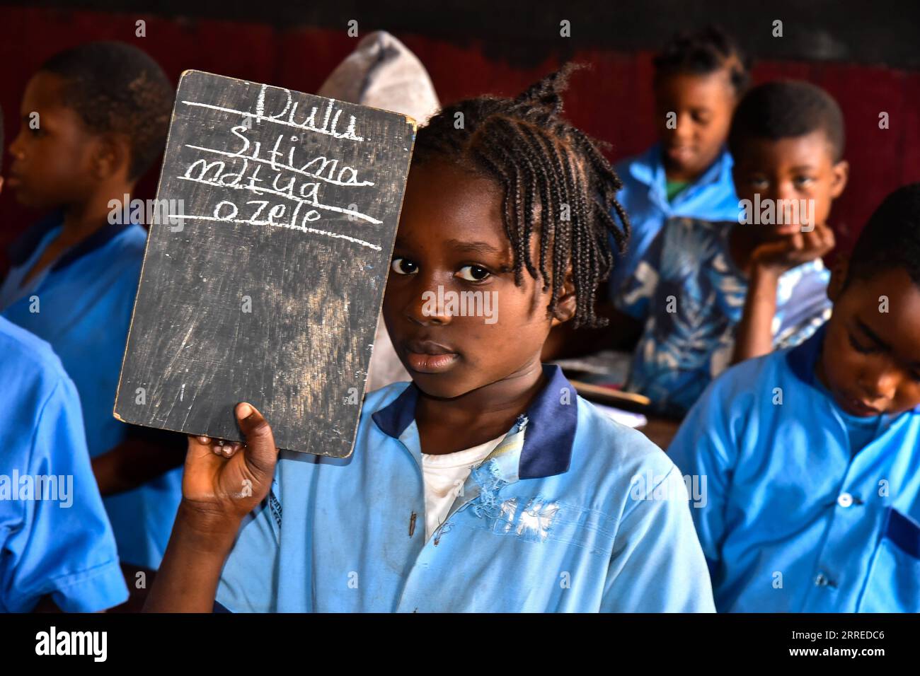 220220 -- FOUMBAN, 20 febbraio 2022 -- Una studentessa mostra sulla sua mano parole scritte nella sua lingua madre Ewondo in una scuola a Yaounde, Camerun, 14 febbraio 2022. In Camerun, il francese e l'inglese sono lingue ufficiali. Tuttavia, l'uso di alcune lingue indigene viene generalizzato nelle scuole locali. Il 21 febbraio segna la giornata internazionale della lingua madre. Foto di /Xinhua CAMERUN-MADRELINGUA-GIORNATA INTERNAZIONALE DELLA LINGUA MADRE Kepseu PUBLICATIONxNOTxINxCHN Foto Stock