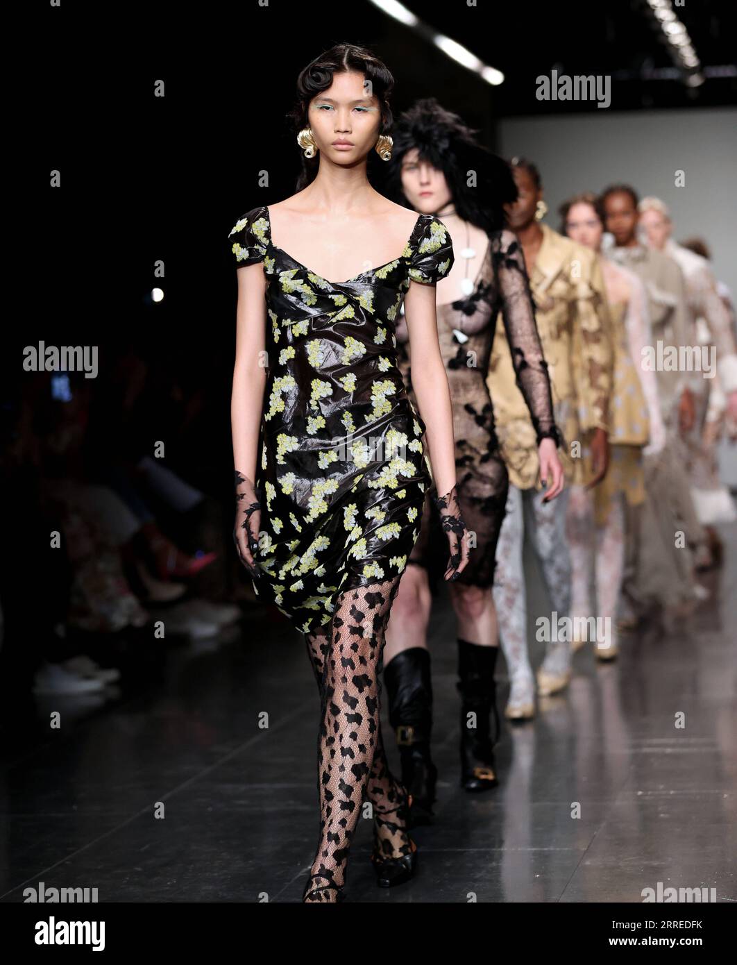 220221 -- LONDRA, 21 febbraio 2022 -- le modelle camminano lungo la passerella durante la sfilata Yuhan Wang alla London Fashion Week a Londra, in Gran Bretagna, 20 febbraio 2022. BRITAIN-LONDON-FASHION WEEK LixYing PUBLICATIONxNOTxINxCHN Foto Stock